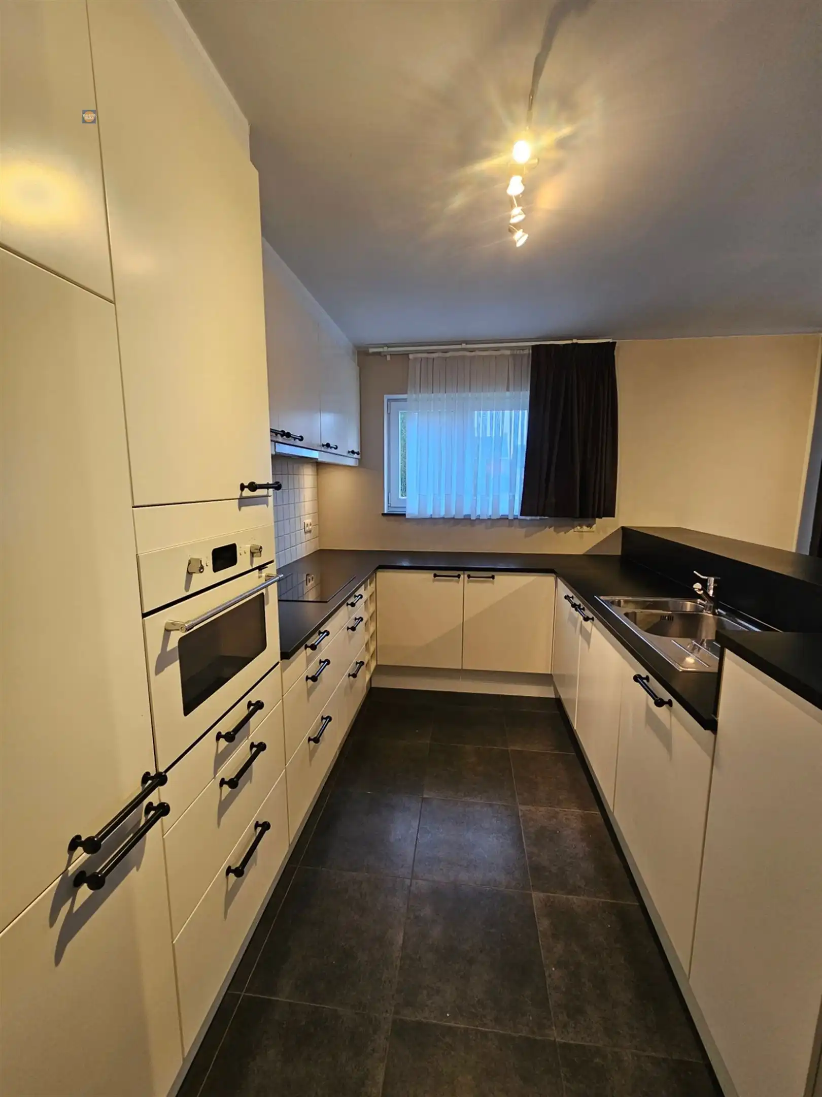 Gelijkvloers 2-slaapkamerappartement, terras en staanplaats foto 11