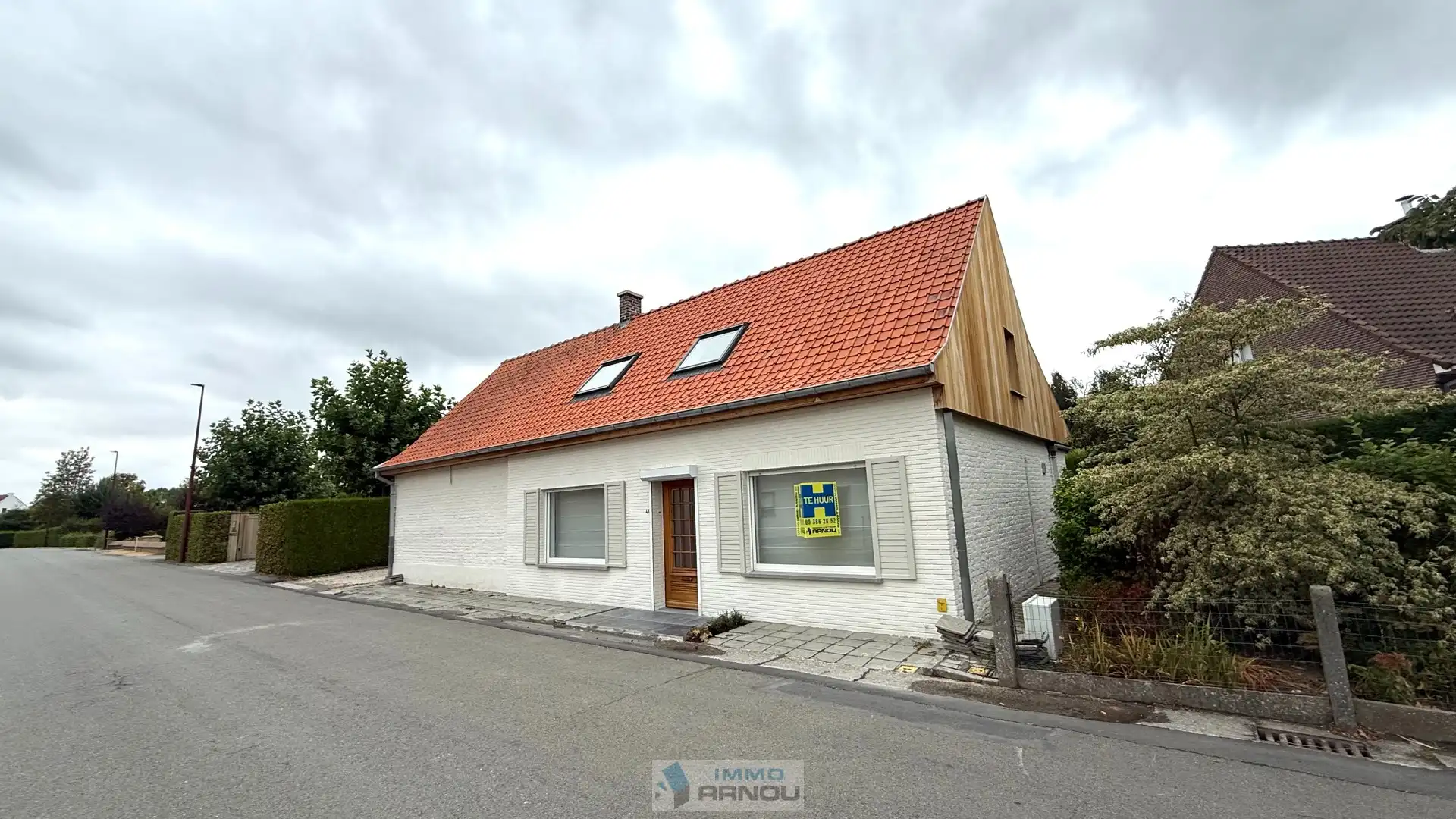 Gerenoveerde gezinswoning met grote tuin foto {{pictureIndex}}