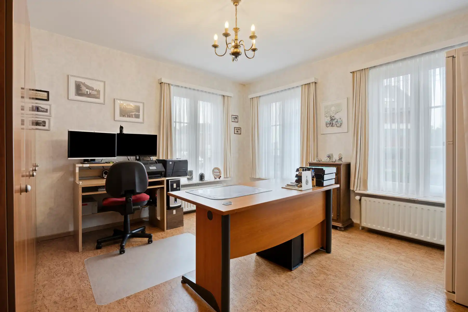 Karaktervolle woning met omheinde tuin en veel staanplaatsen foto 21