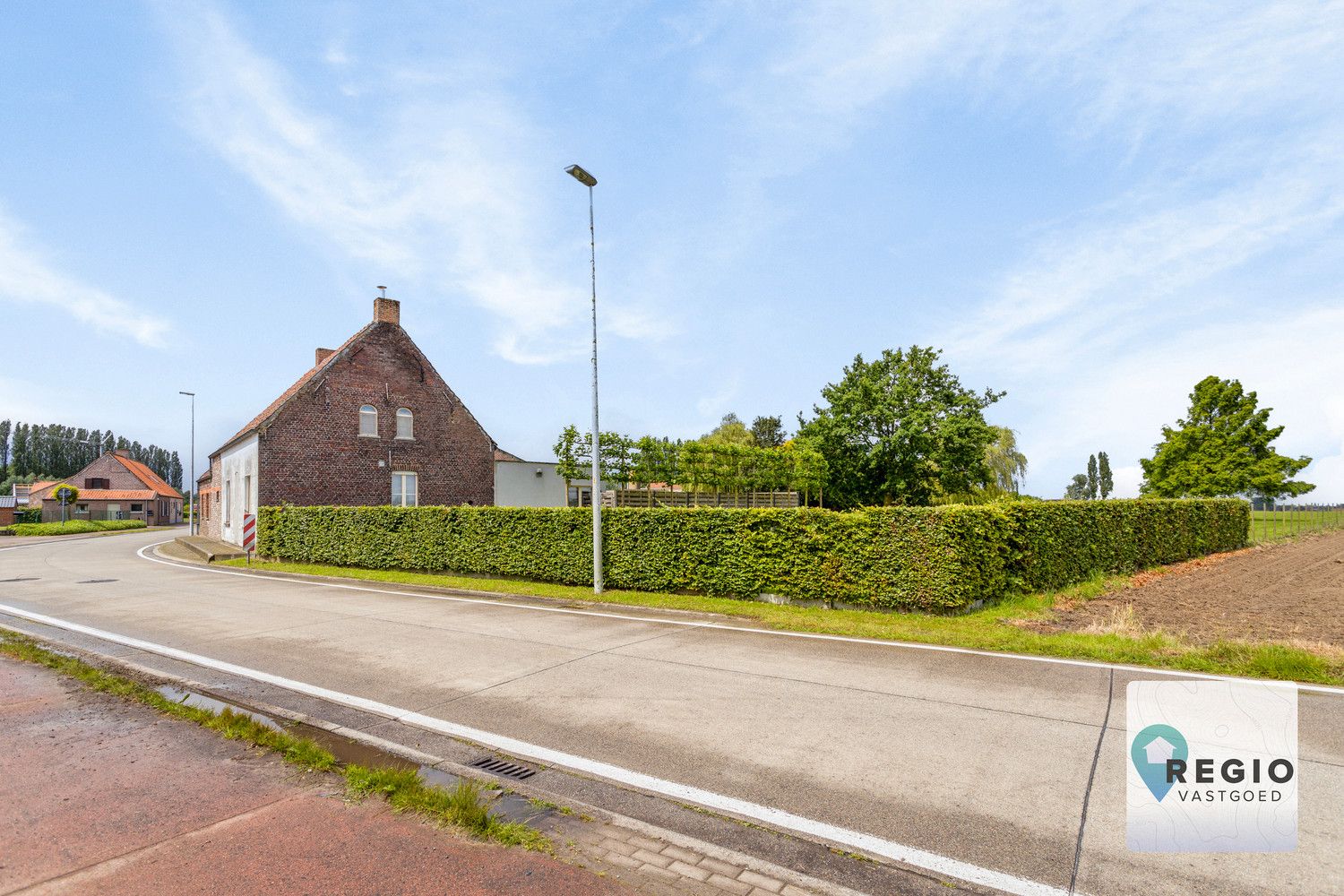 Open Instapklare Woning met weiland, loods en Zwembad te Meigem. foto 3