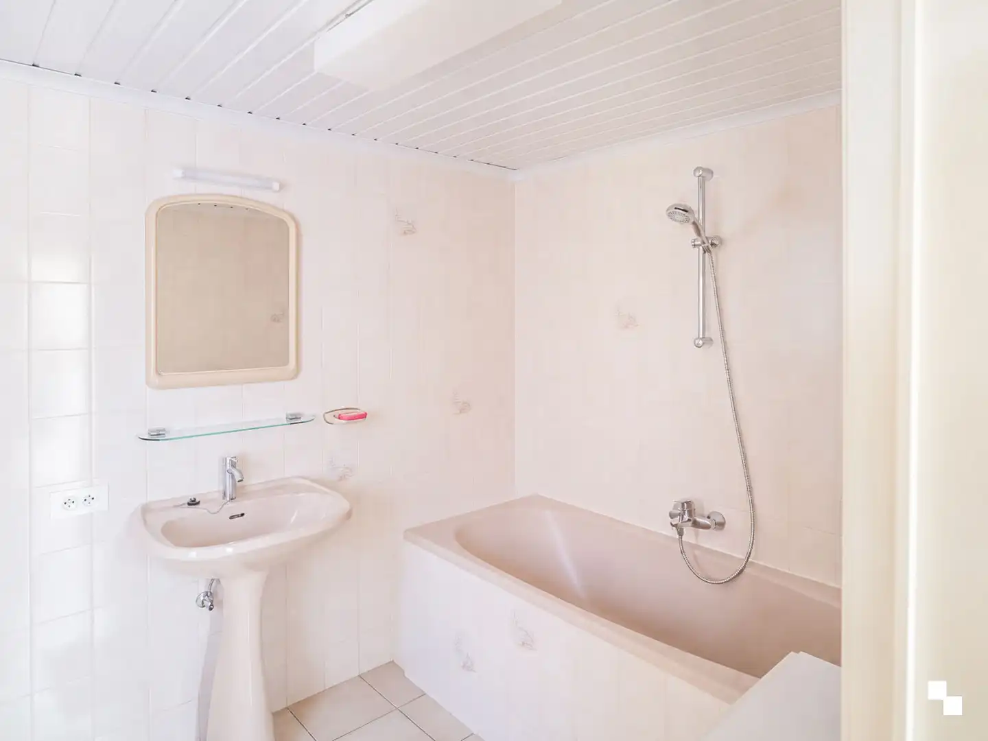 Op te frissen woning met gezellige tuin in het hart van Merelbeke foto 8