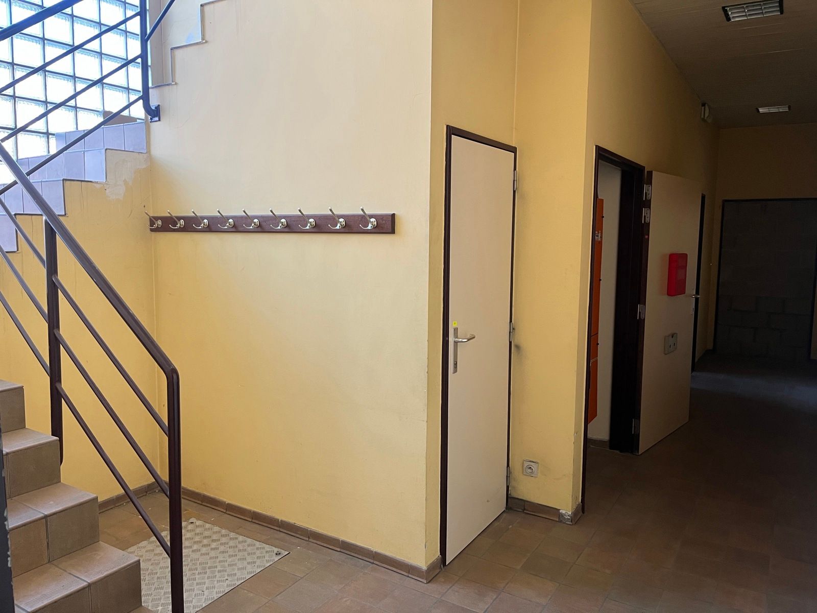 Opsplitsbare polyvalente handelsruimte met parking foto 13