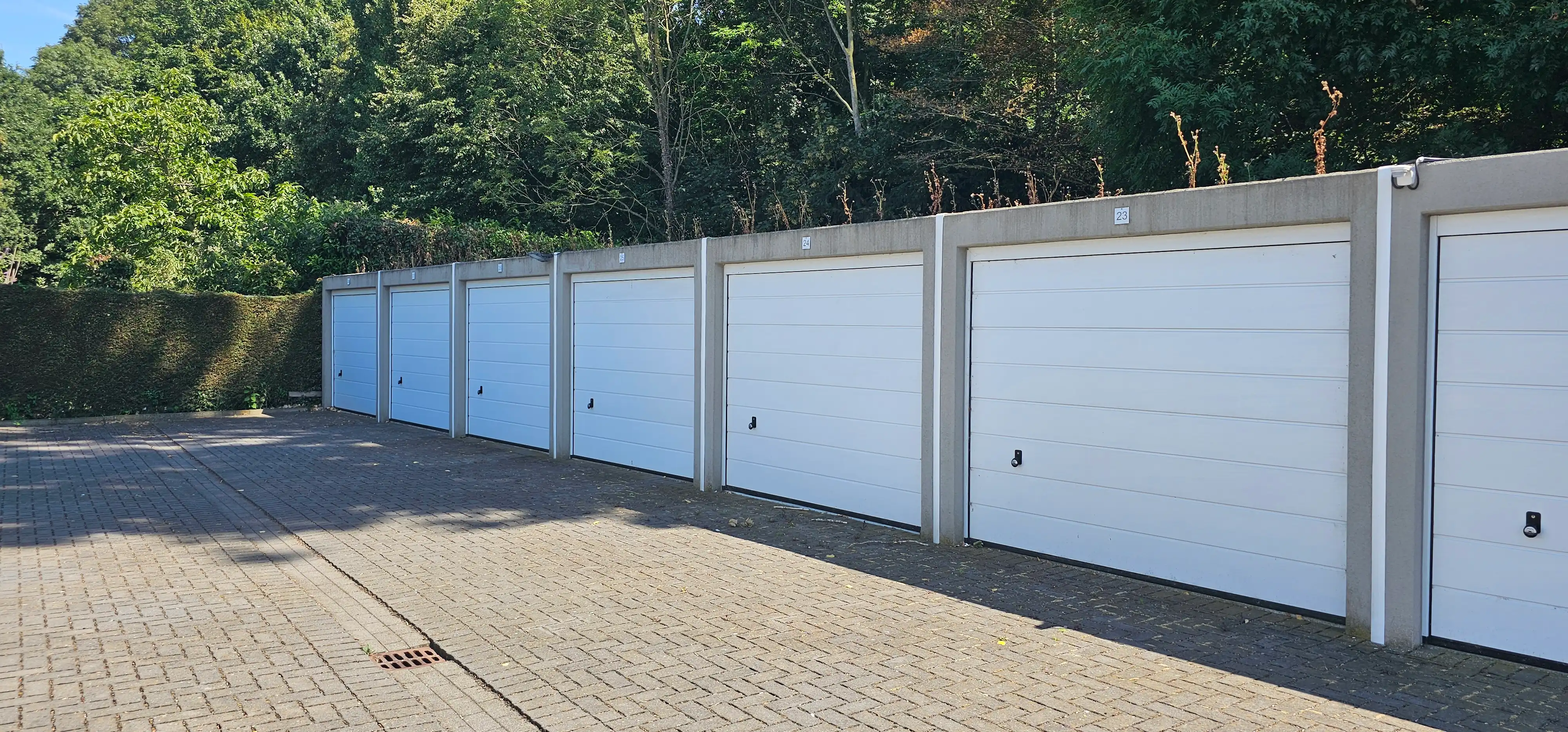 9 verhuurde garages en 3 autostaanplaatsen foto 2