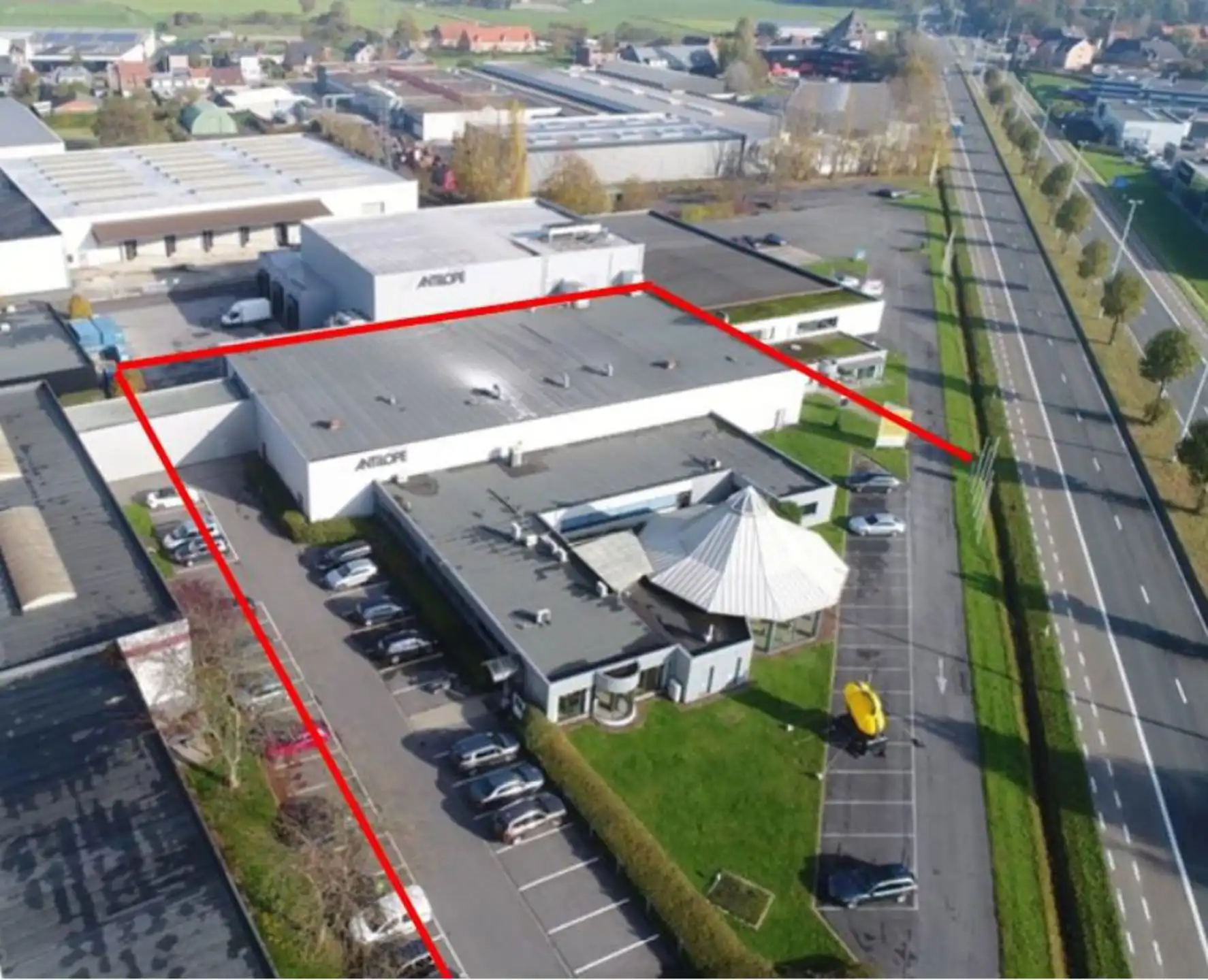 Ruime bedrijfsoppervlakte op uitstekende zichtlocatie foto 10