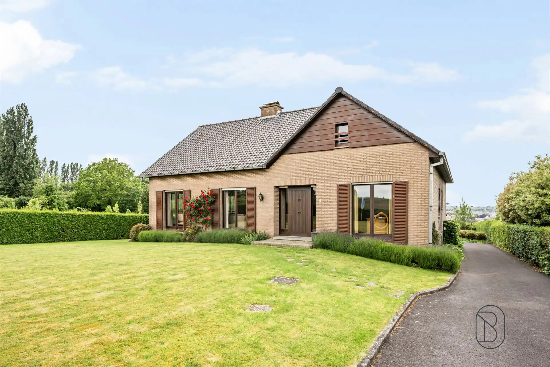 Degelijke villa met prachtig open zicht. foto 24