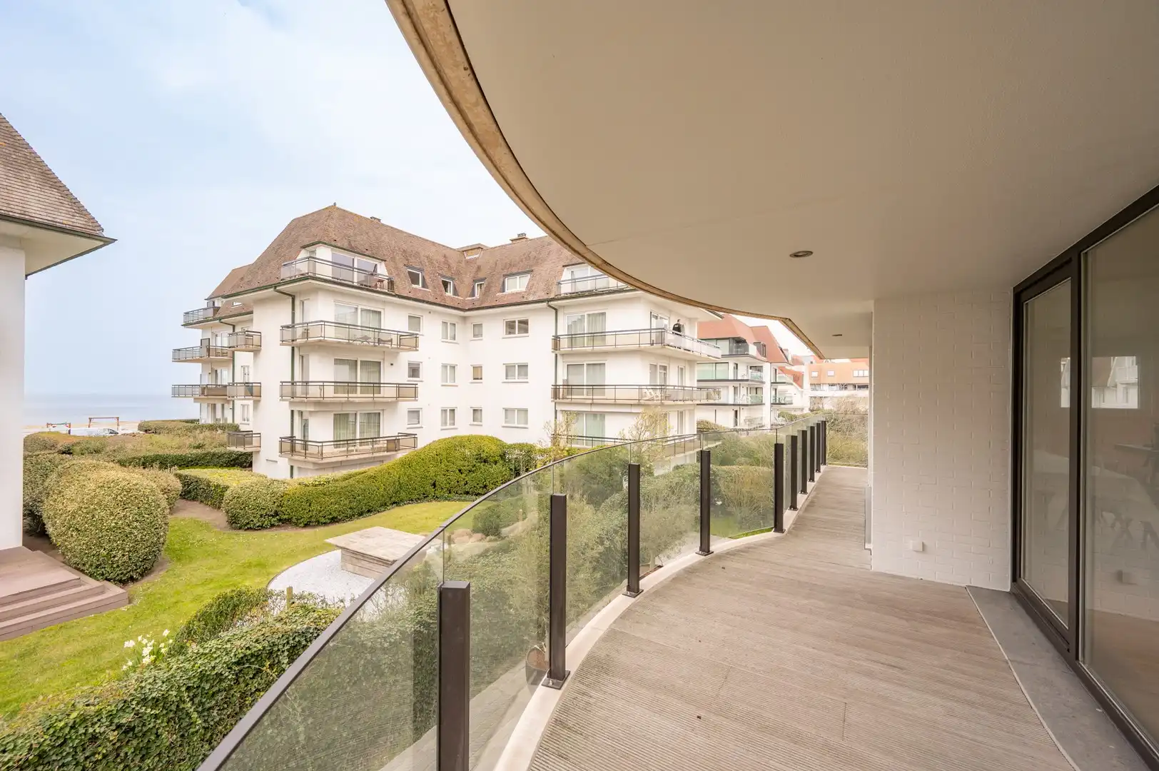 Appartement met zeezicht, gelegen in een villaresidentie in hartje Zoute. foto 12