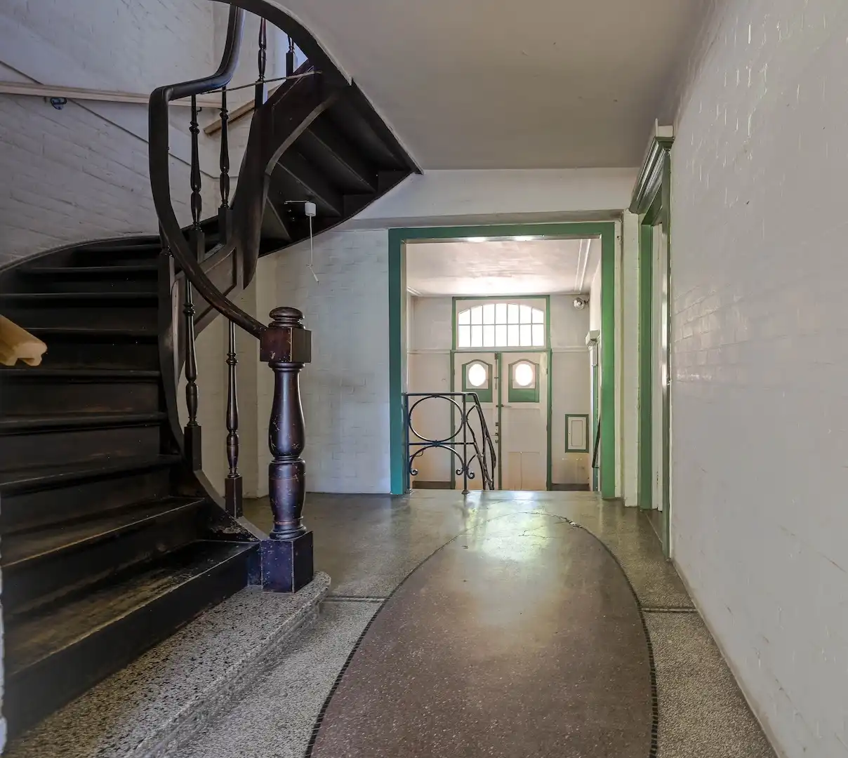 architecturale parel met zonnige stadstuin nabij de Ezelpoort foto 8