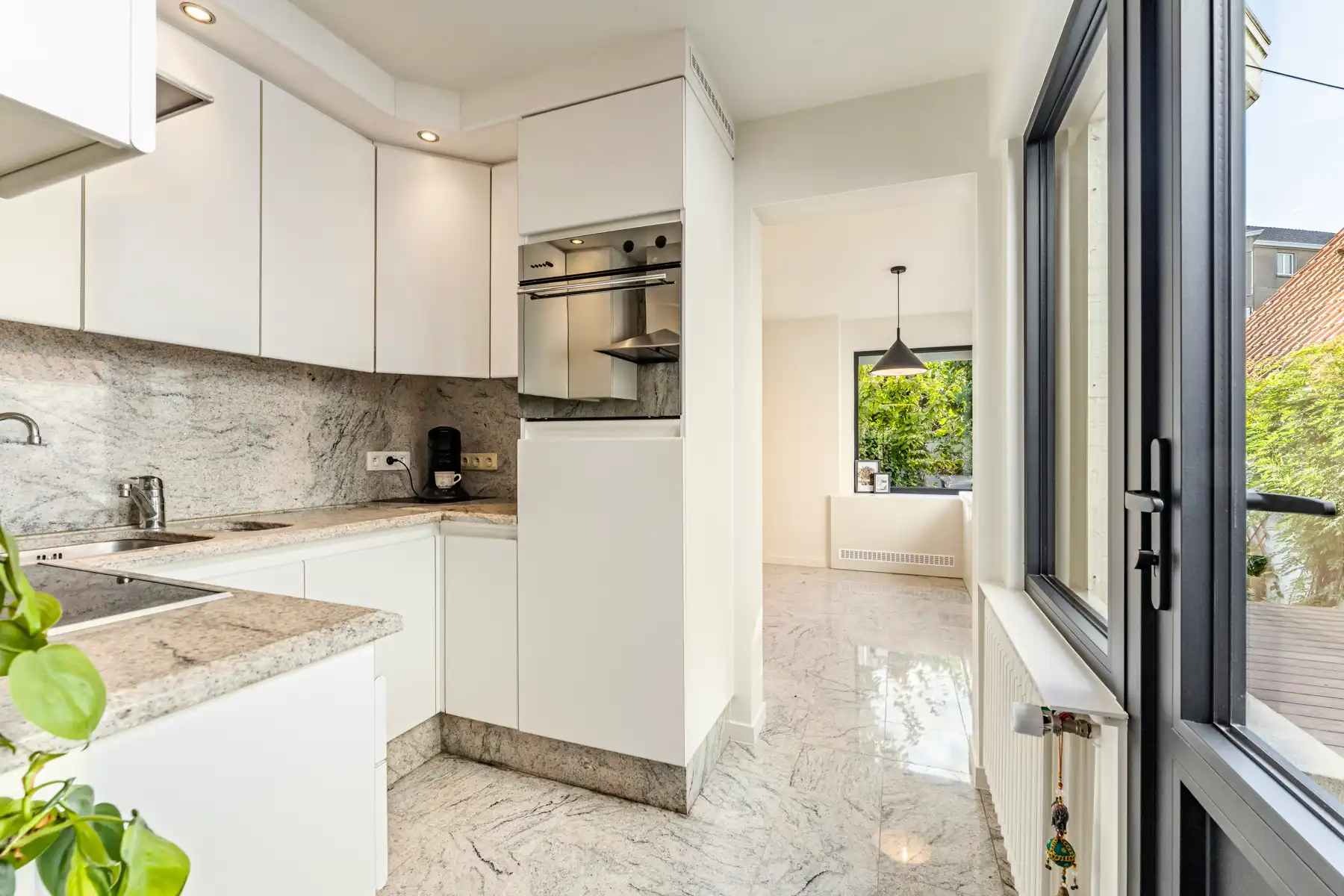 Stijlvol gerenoveerde woning, 3 slaapkamers en zonnige tuin foto 12