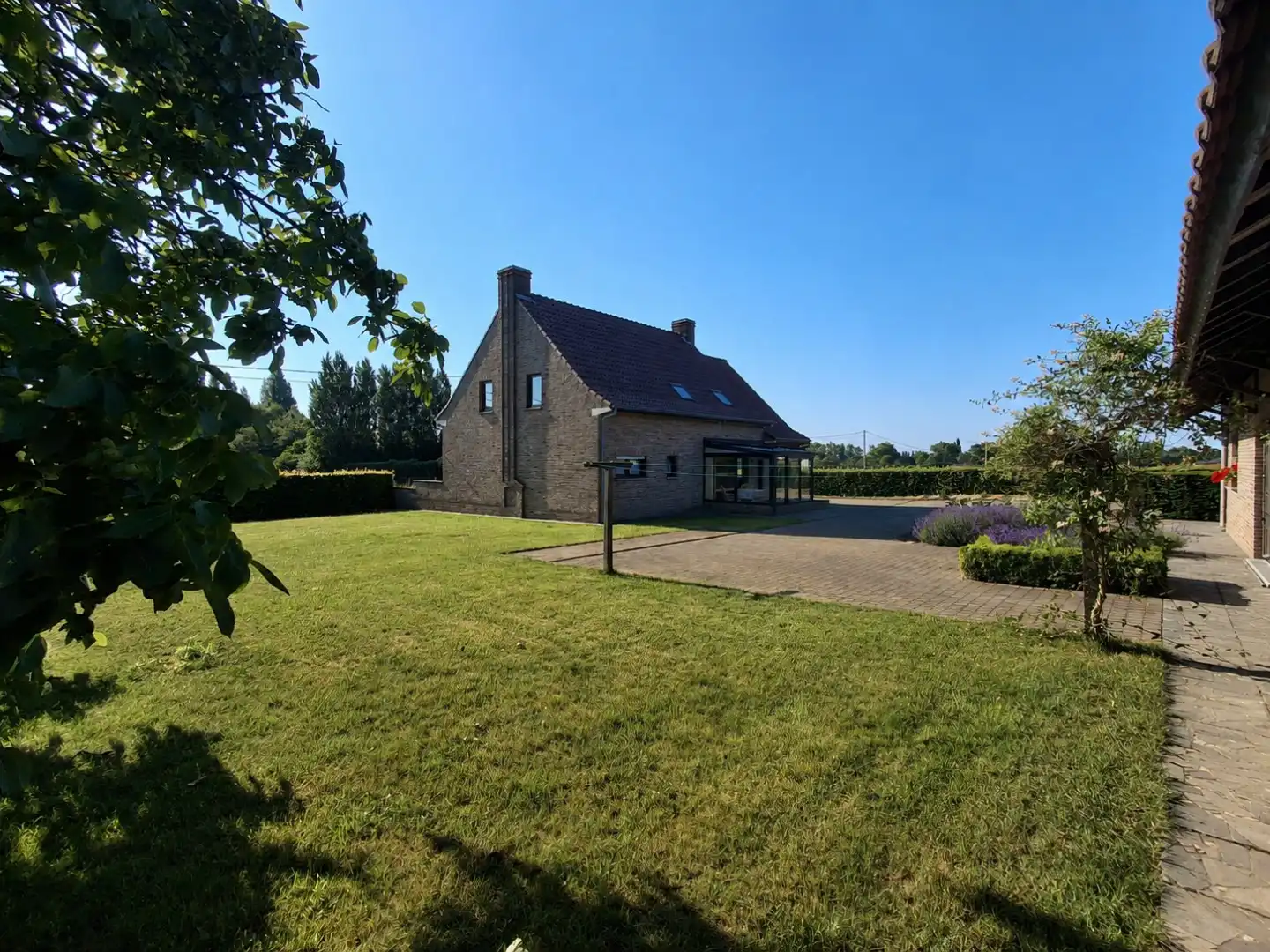 CHARMANTE VRIJSTAANDE WONING MET TUIN EN DUBBELE GARAGE IN TIELT foto {{pictureIndex}}
