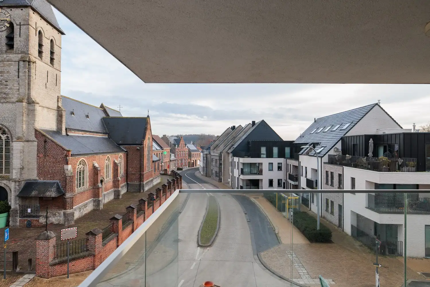 Recent en lichtrijk 2-slaapkamerappartement met garage foto 11