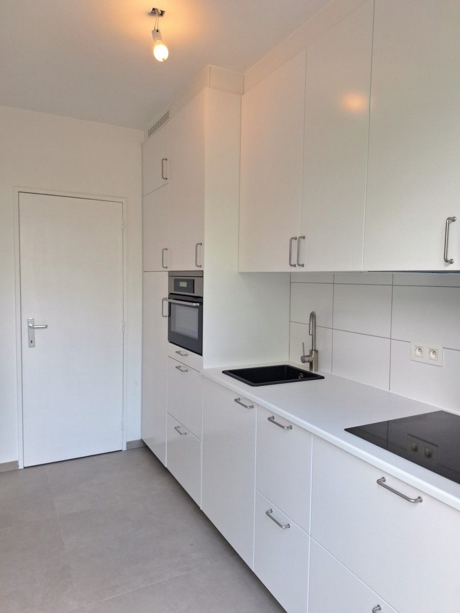 Lichtrijk appartement met 2 slaapkamers, 2 balkons, autostaanplaats en kelderberging foto 5
