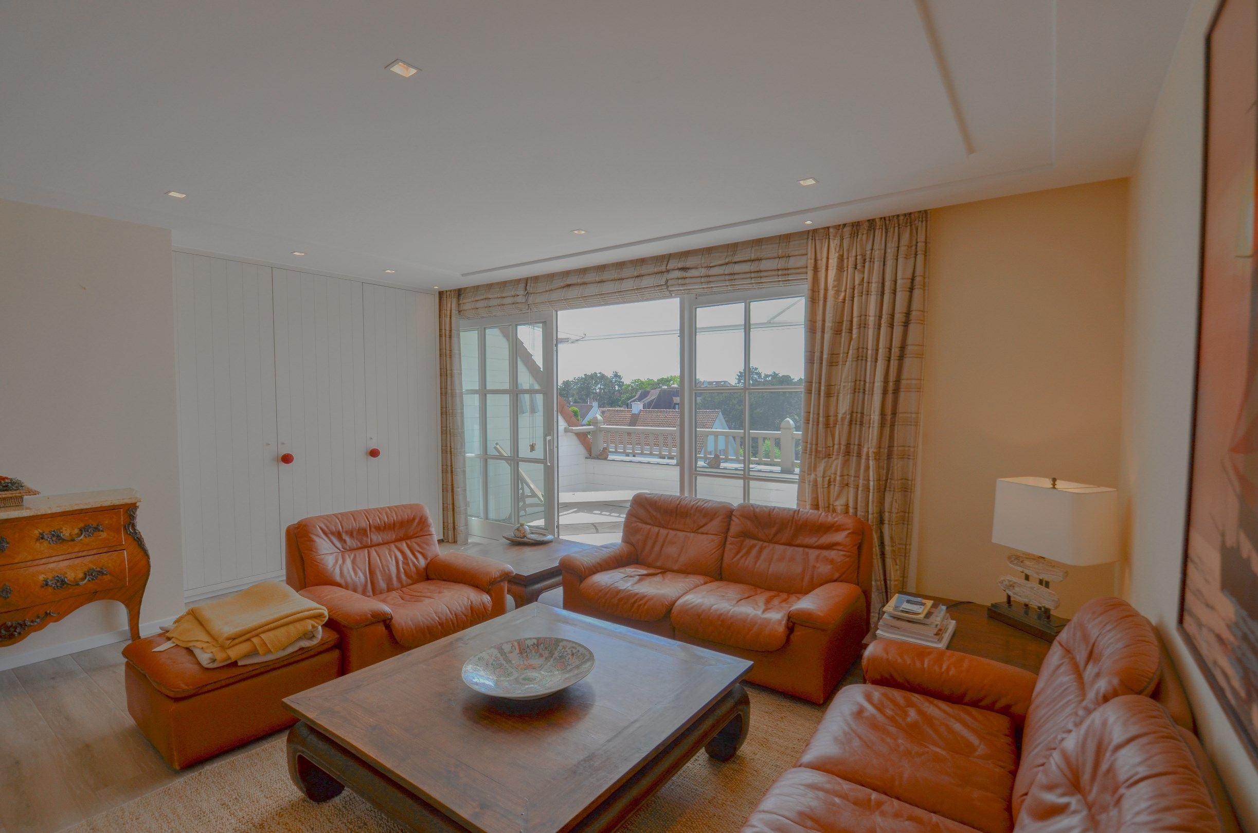 Stijlvol duplexappartement met zonnige terrassen en open zicht op de villa’s van het Zoute. foto 10