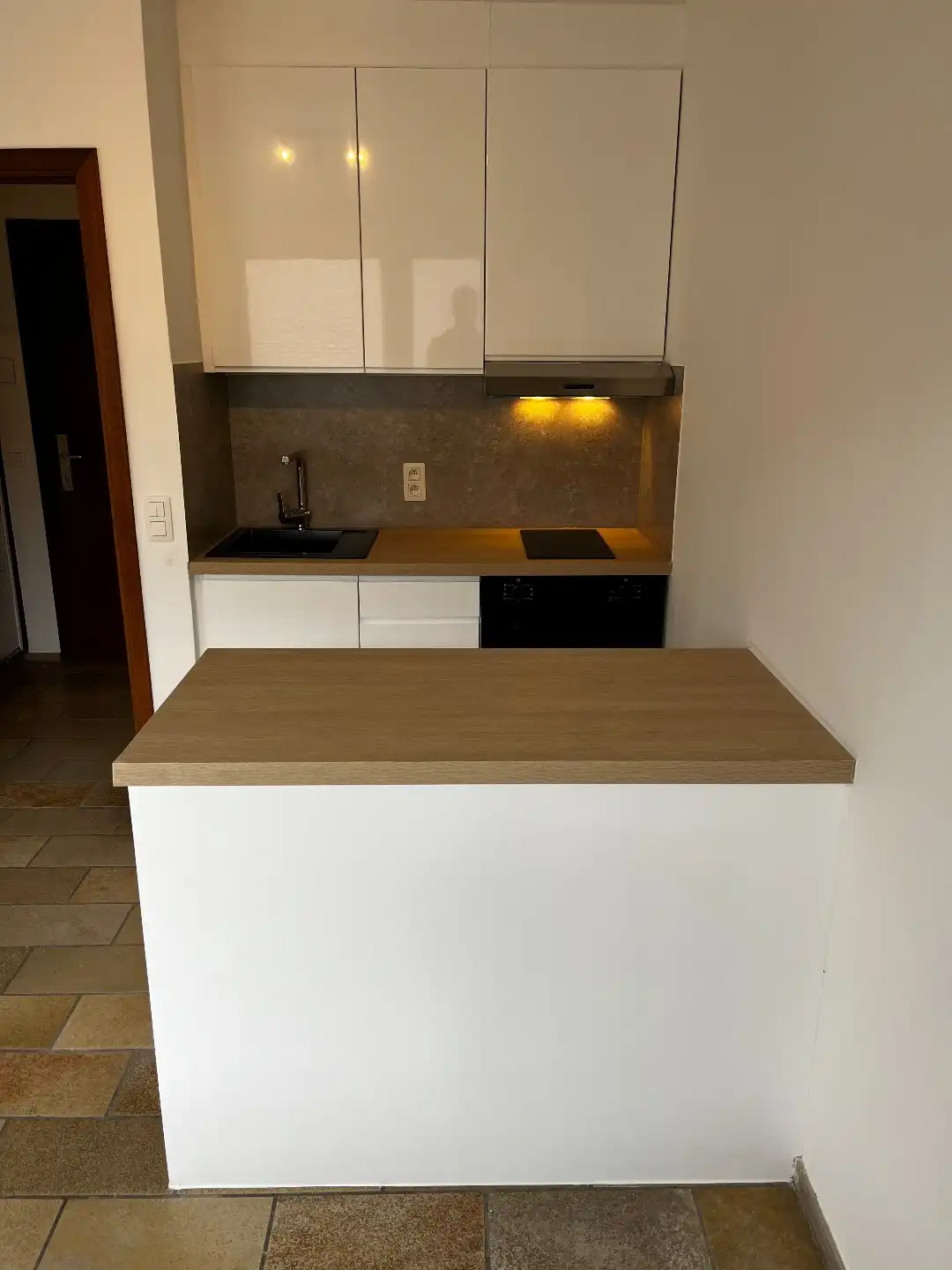 Prachtige, instapklare en volledig vers geschilderde flat in Wemmel! foto {{pictureIndex}}