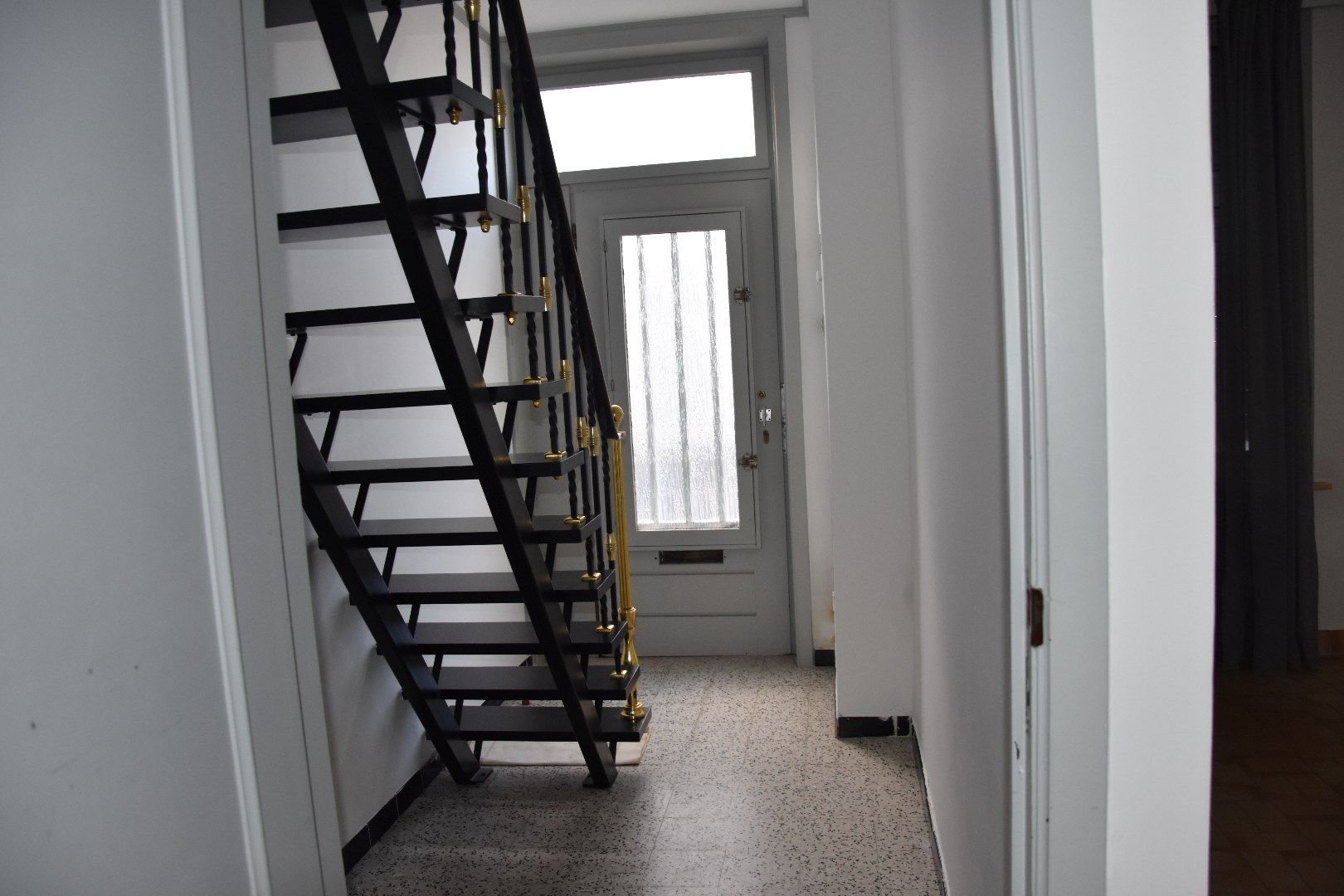 Opgefriste rijwoning met stadskoertje foto 10