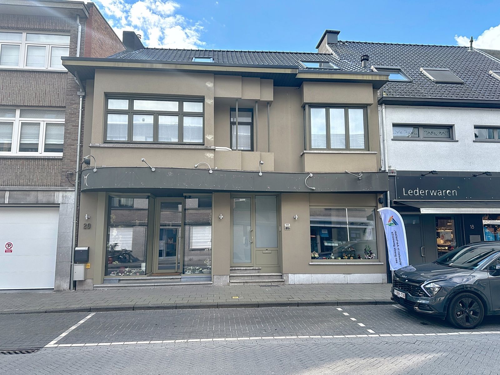 Handelsruimte centraal in winkelstraat foto 4