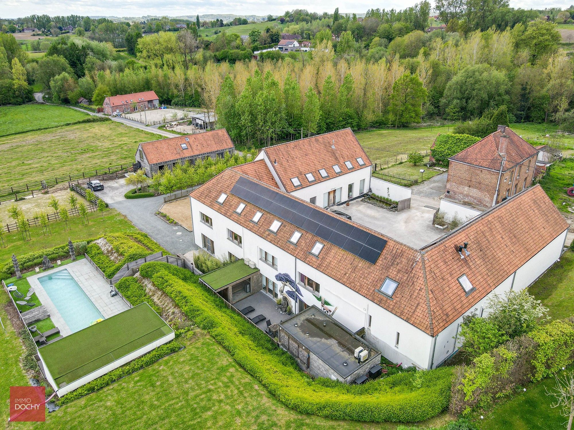 Volledig uitgeruste en energiezuinige vierkantshoeve met paardenfaciliteiten in de Vlaamse Ardennen (kant Brakel) foto 3