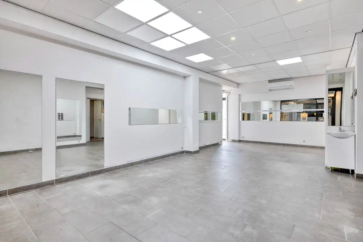 Gunstig gelegen handelsruimtes van 56 m² en 37 m² in gallerij "Laarcenter". foto 7