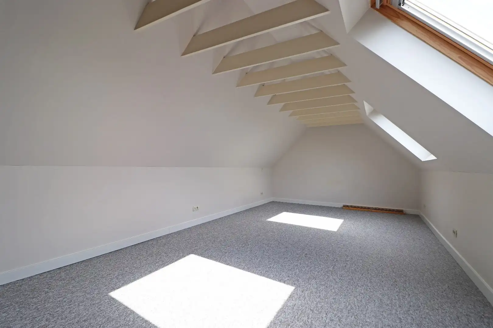 Leuk dakappartement met carport foto 9