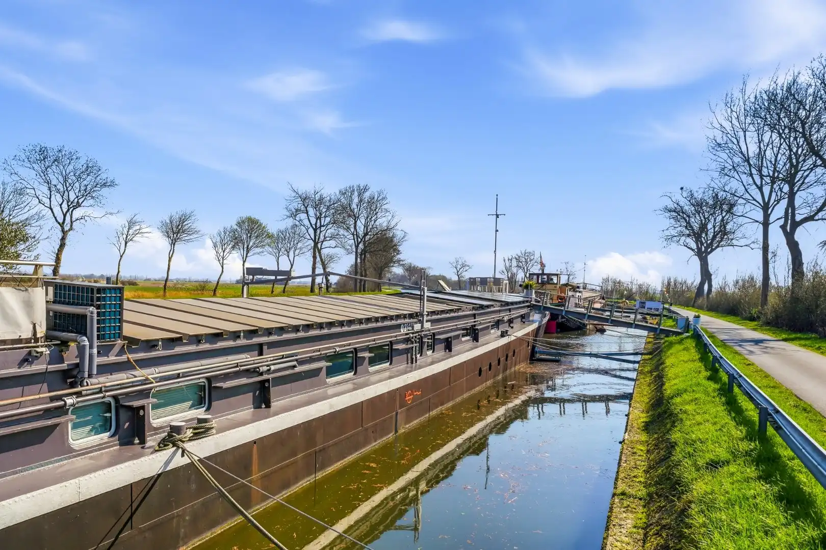 Unieke woonboot met B&B en vergunde ligplaats in Plassendale foto 6