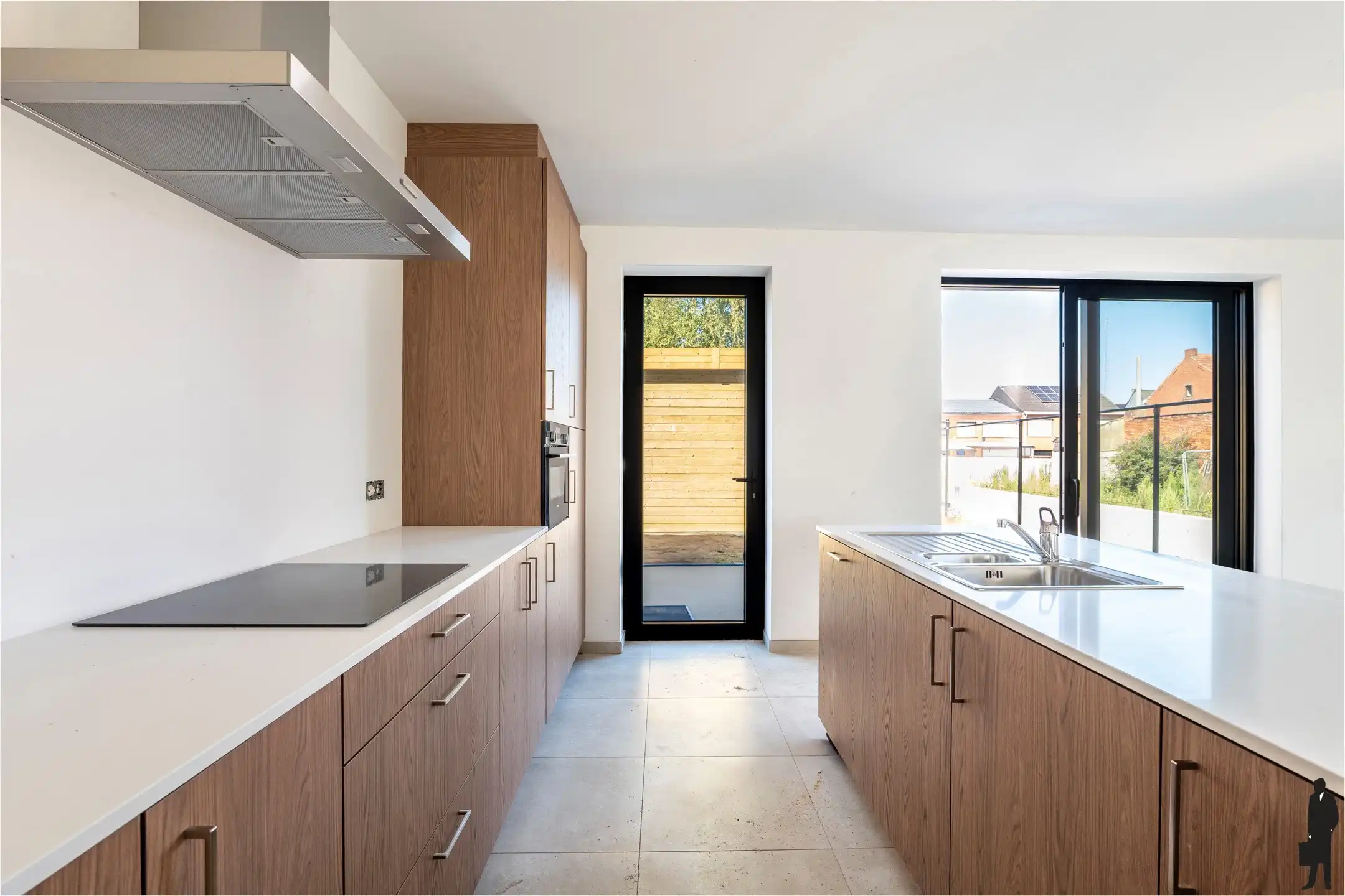 Halfopen woning met 3 slpks, parking en tuin met bijgebouw foto 6