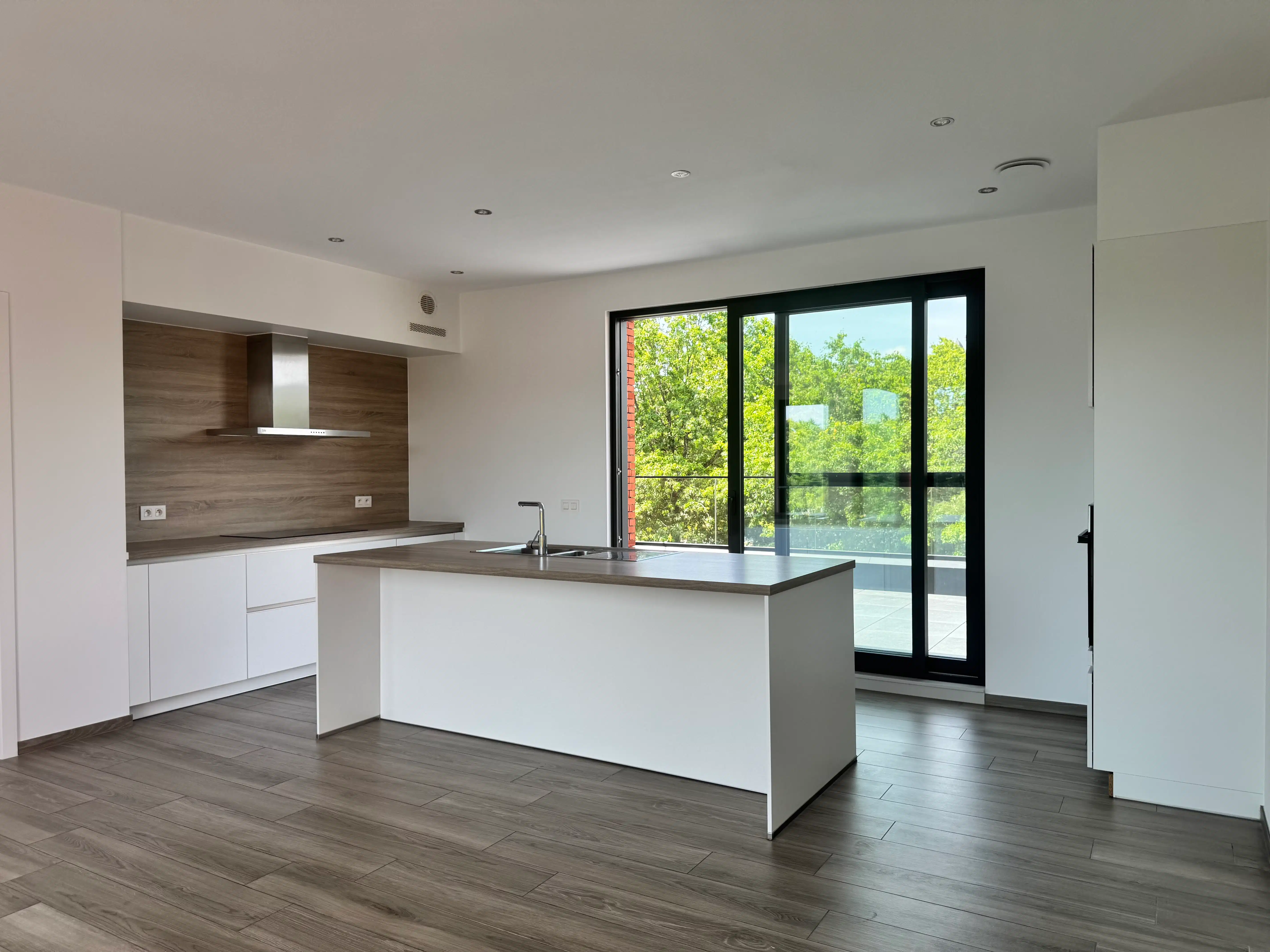 Modern appartement met 2 slaapkamers en 2 autostaanplaatsen foto 7
