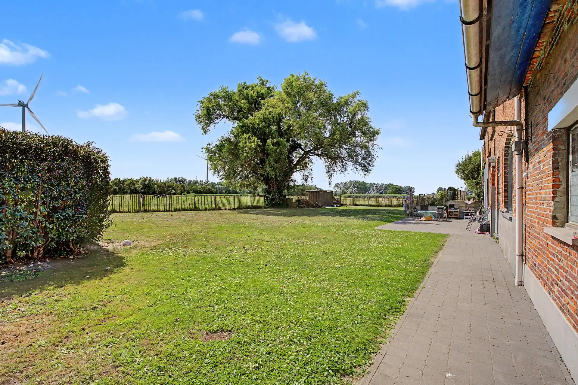 Heel ruime woning, met open zicht en grote garage/magazijn (82m²) op een perceel van 760m², te Grembergen foto 3