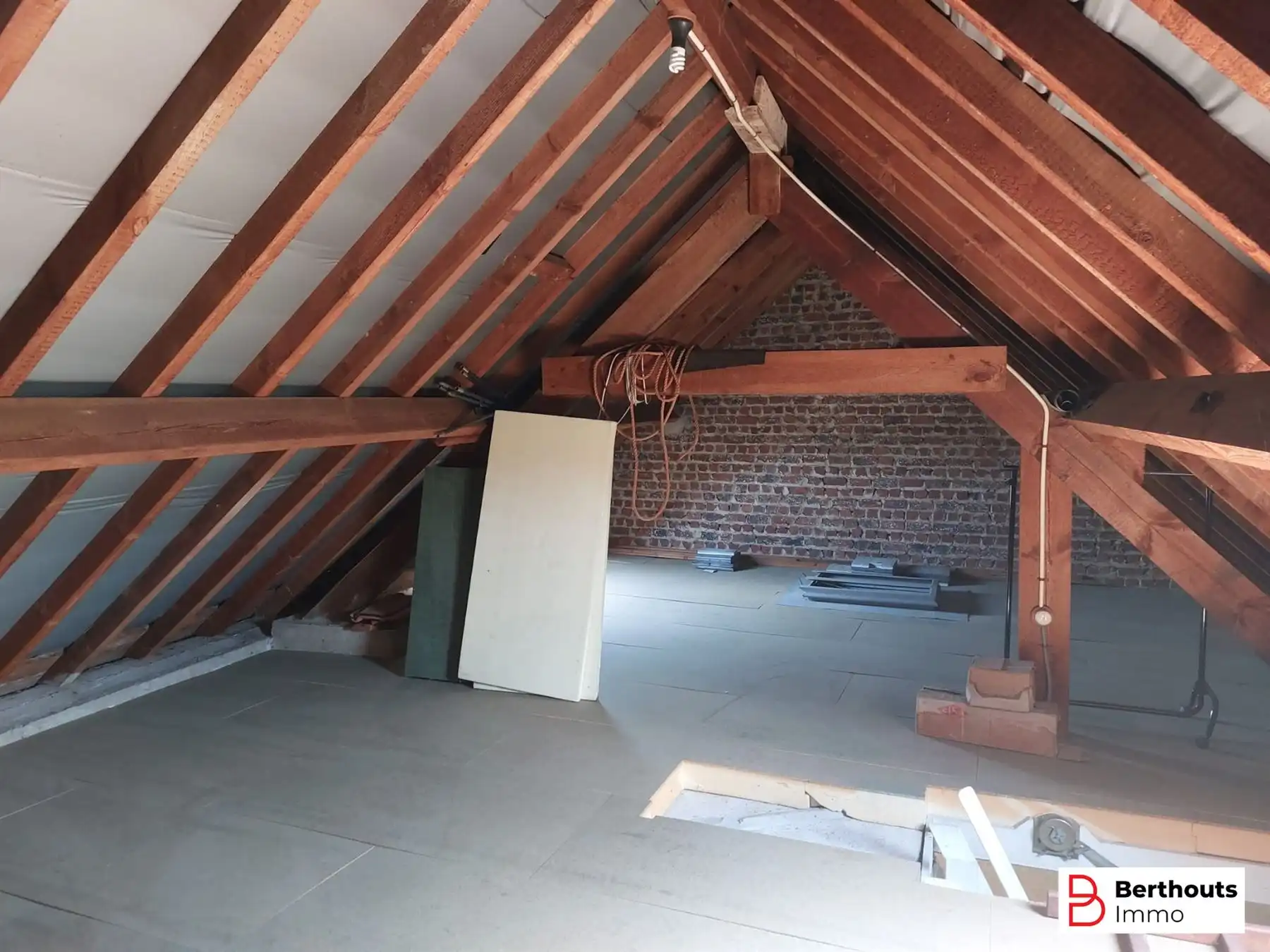 SUPER GELEGEN RIJWONING MET GARAGE  foto 13