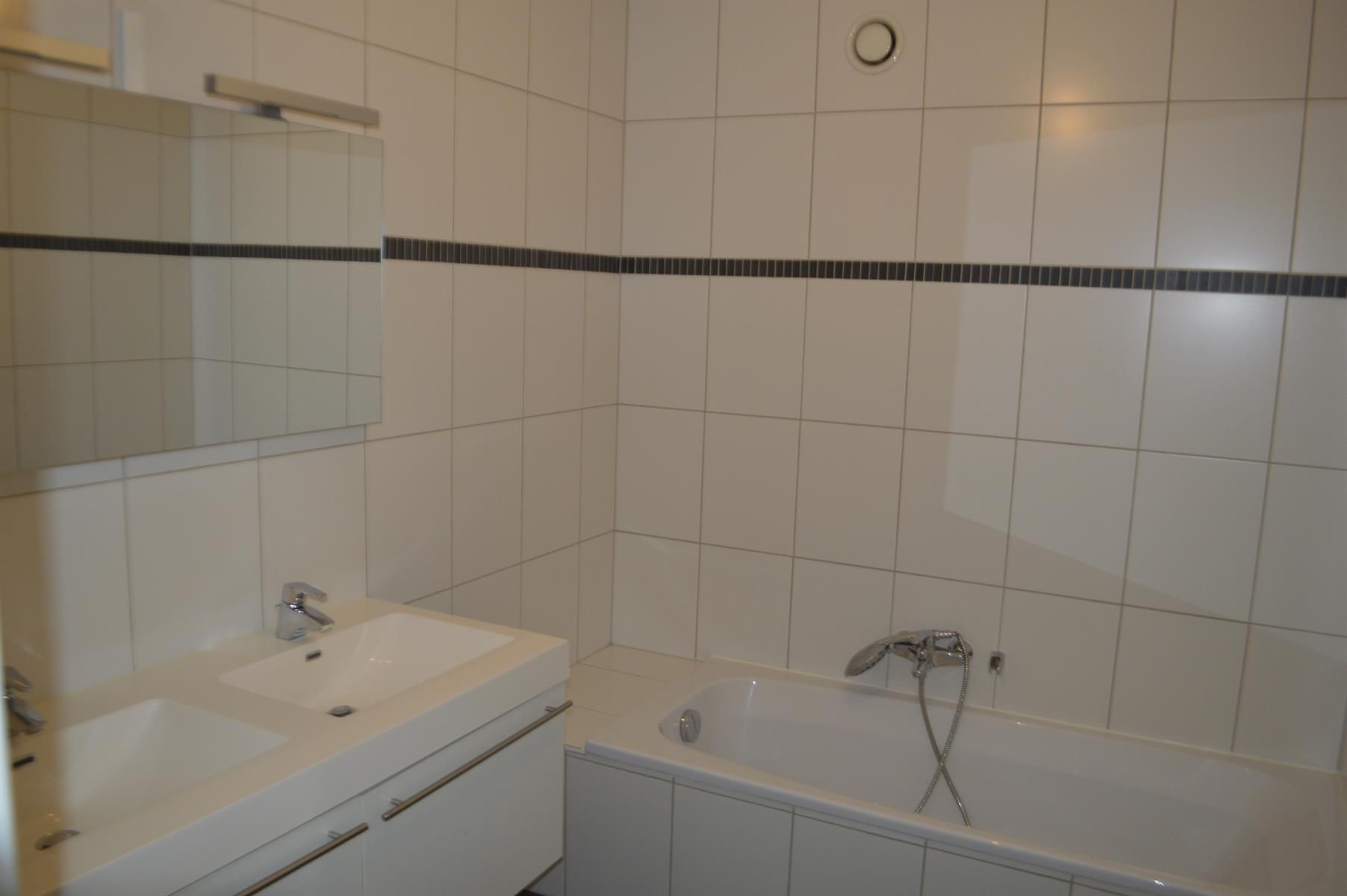 WICHELEN - Ruim duplexappartement vlakbij het station. foto 14