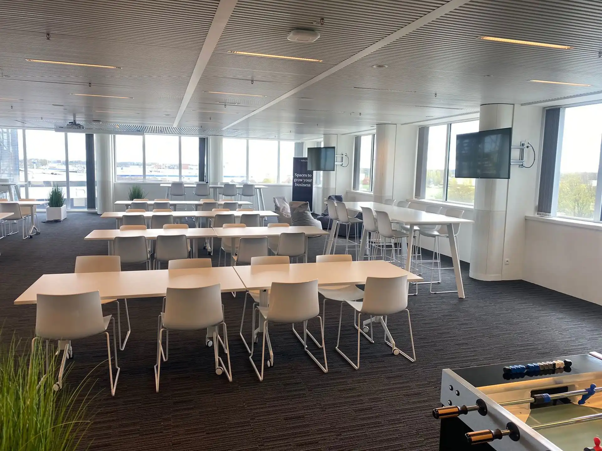 Ruim en Licht Kantoor met Uitzicht op de E313 foto 10