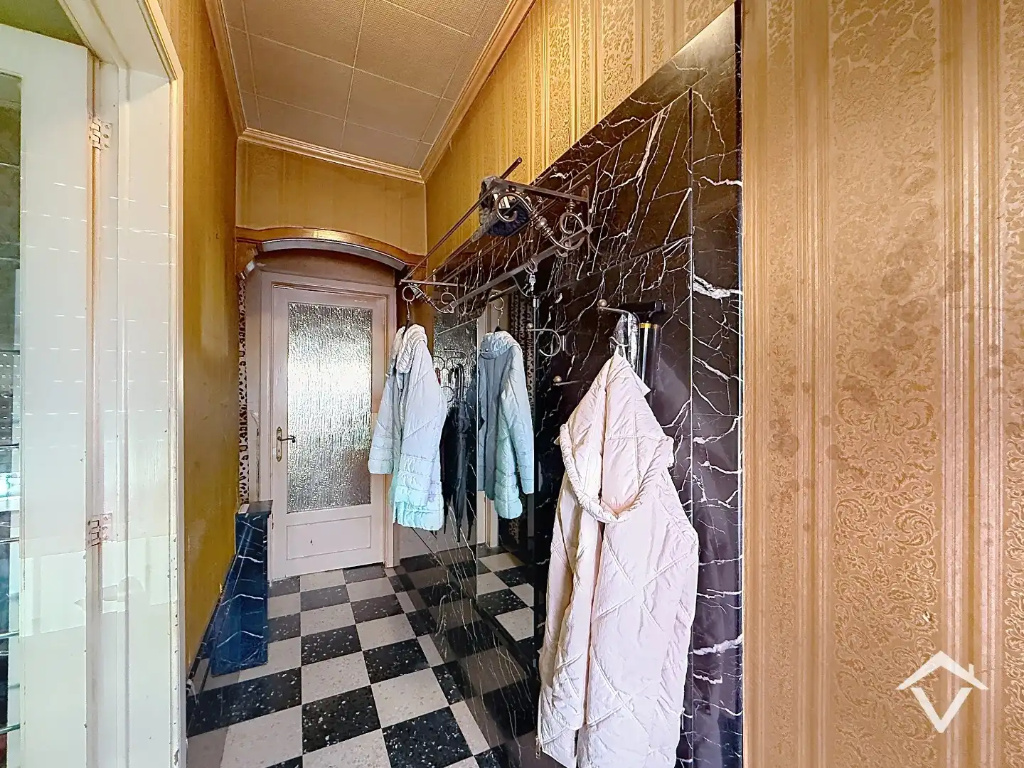 Te renoveren rijwoning met tuin, 3 slaapkamers te centrum Roeselare foto 2