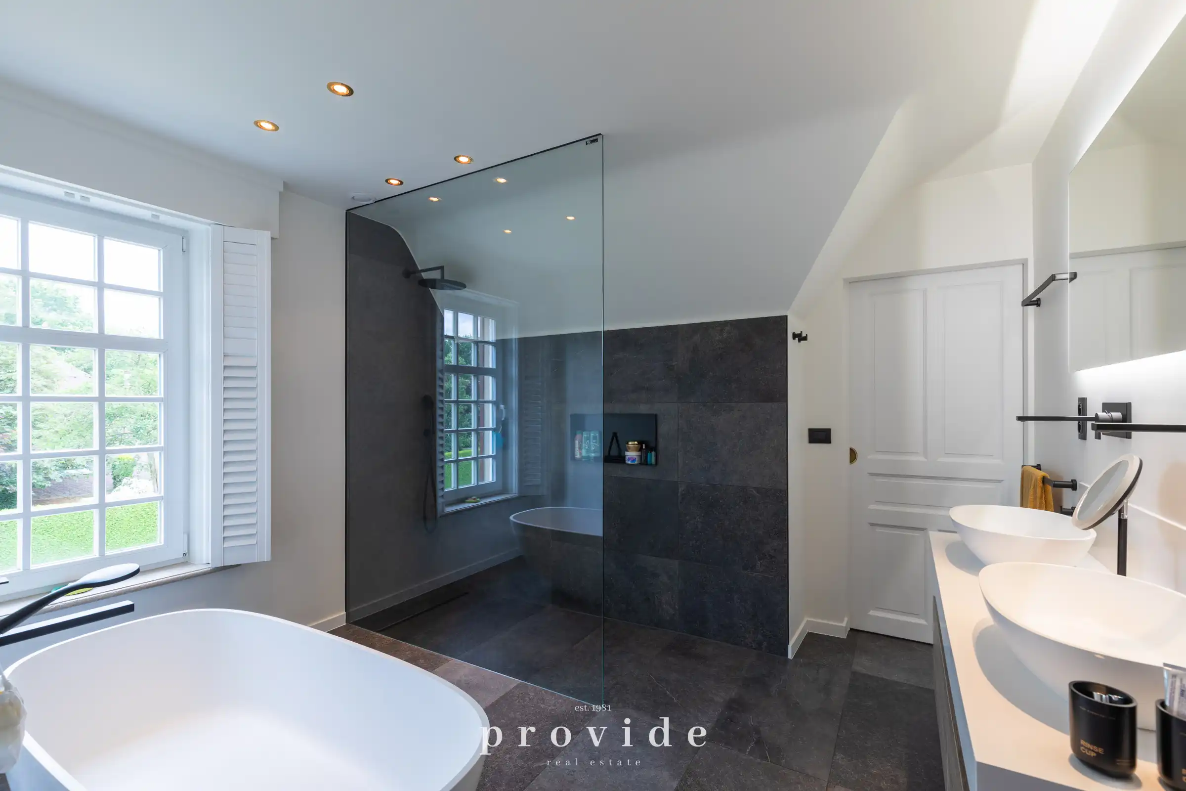 Exclusieve villa op royaal domein in groene omgeving foto 13