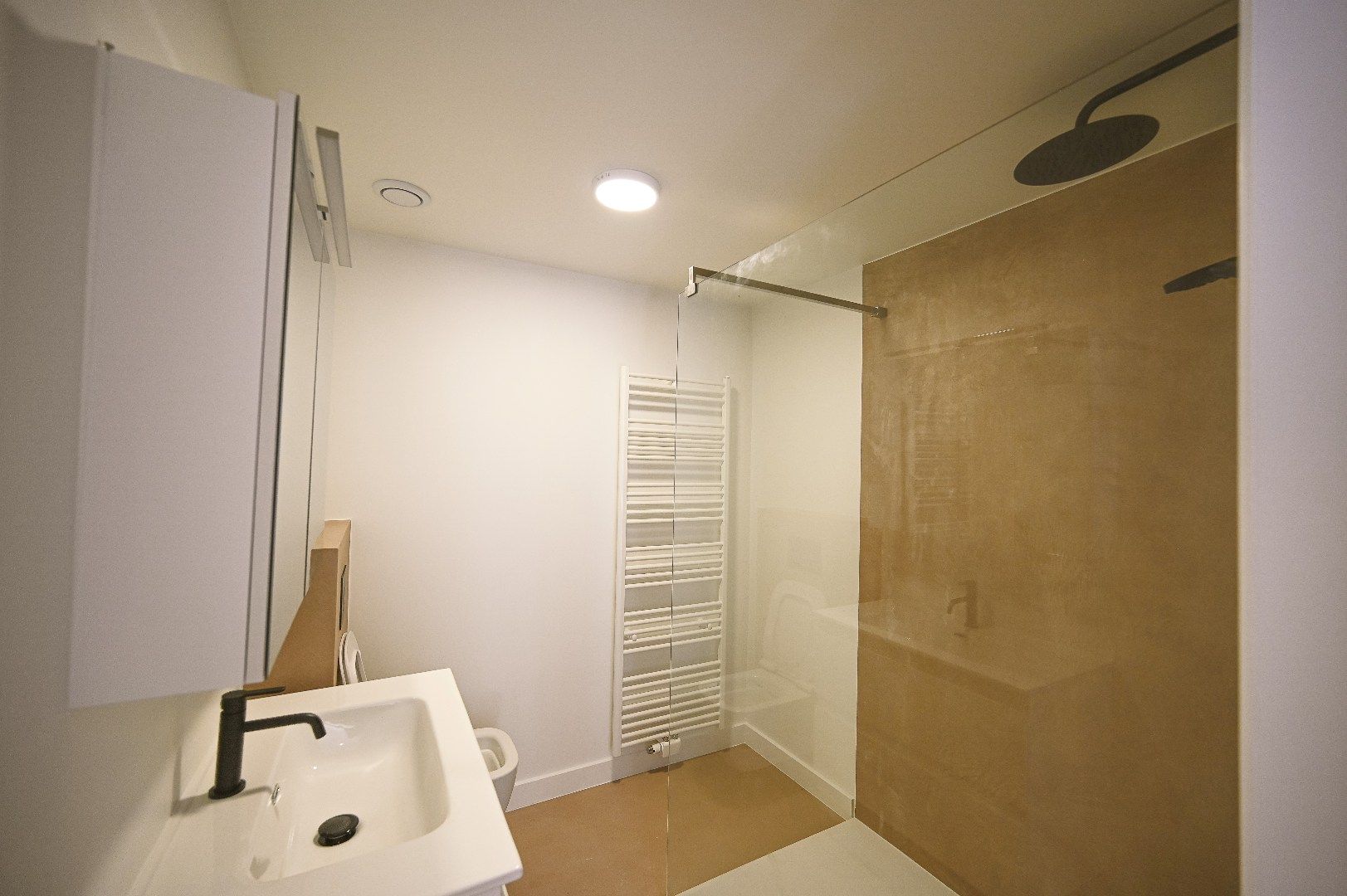 KNAP CENTRAAL GELEGEN GERENOVEERD APPARTEMENT  foto 6
