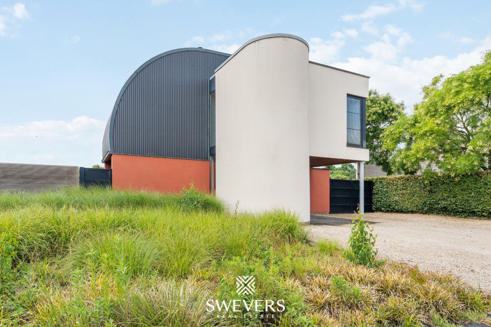 Unieke woning op 8a 86ca in doodlopende straat te Diepenbeek foto {{pictureIndex}}