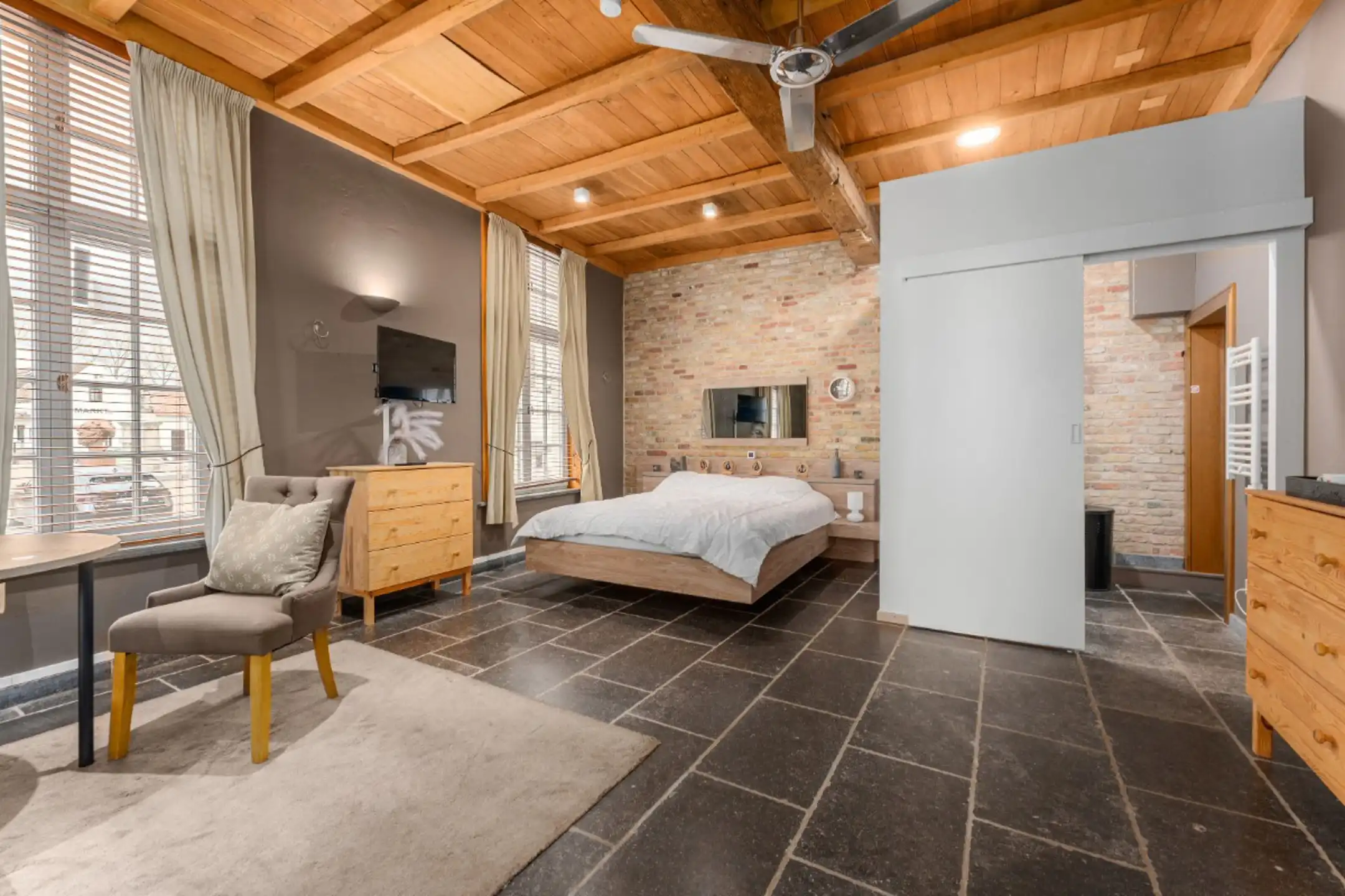 Zeer ruime woning met 5 slaapkamers, veel potentieel. foto 13