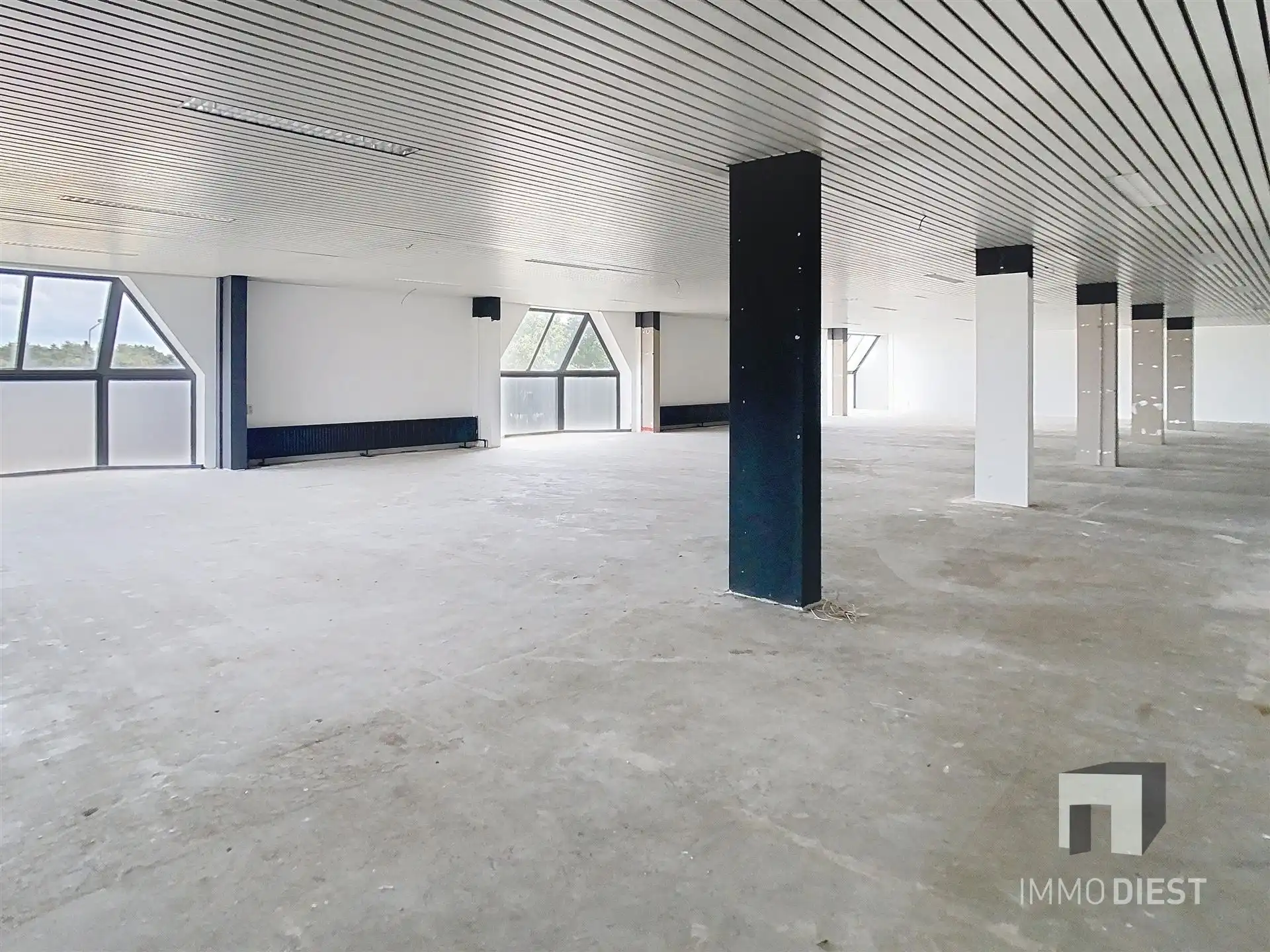 Handelspand van 1181m2 met ruime parking langs verbindingsweg foto 16