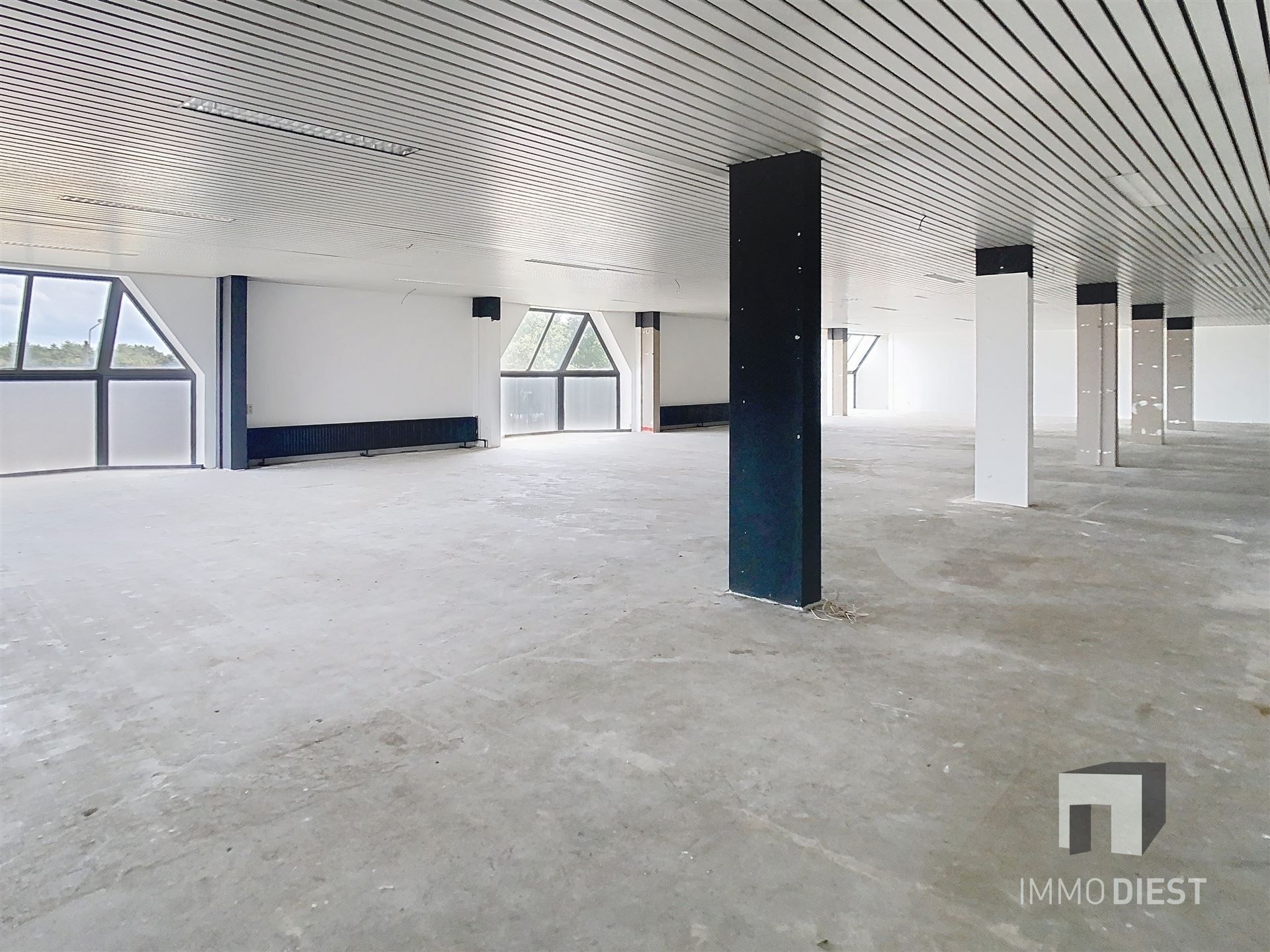 Handelspand van 1181m2 met ruime parking langs verbindingsweg foto 16