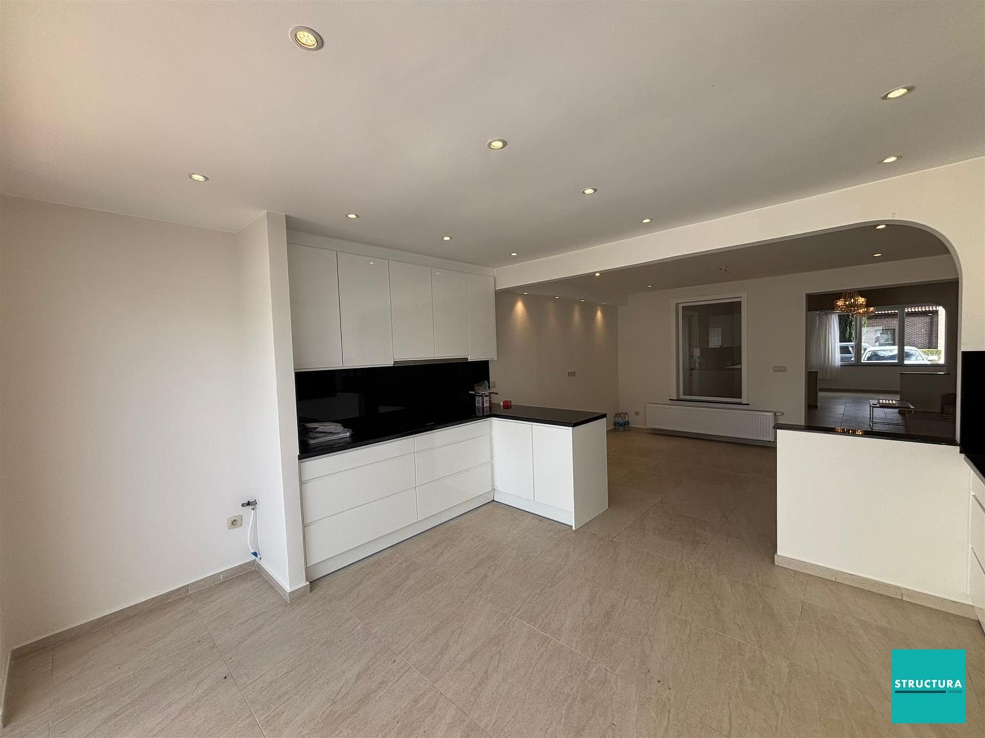 Volledig gerenoveerde, ruime woning met vlotte bereikbaarheid! foto 12