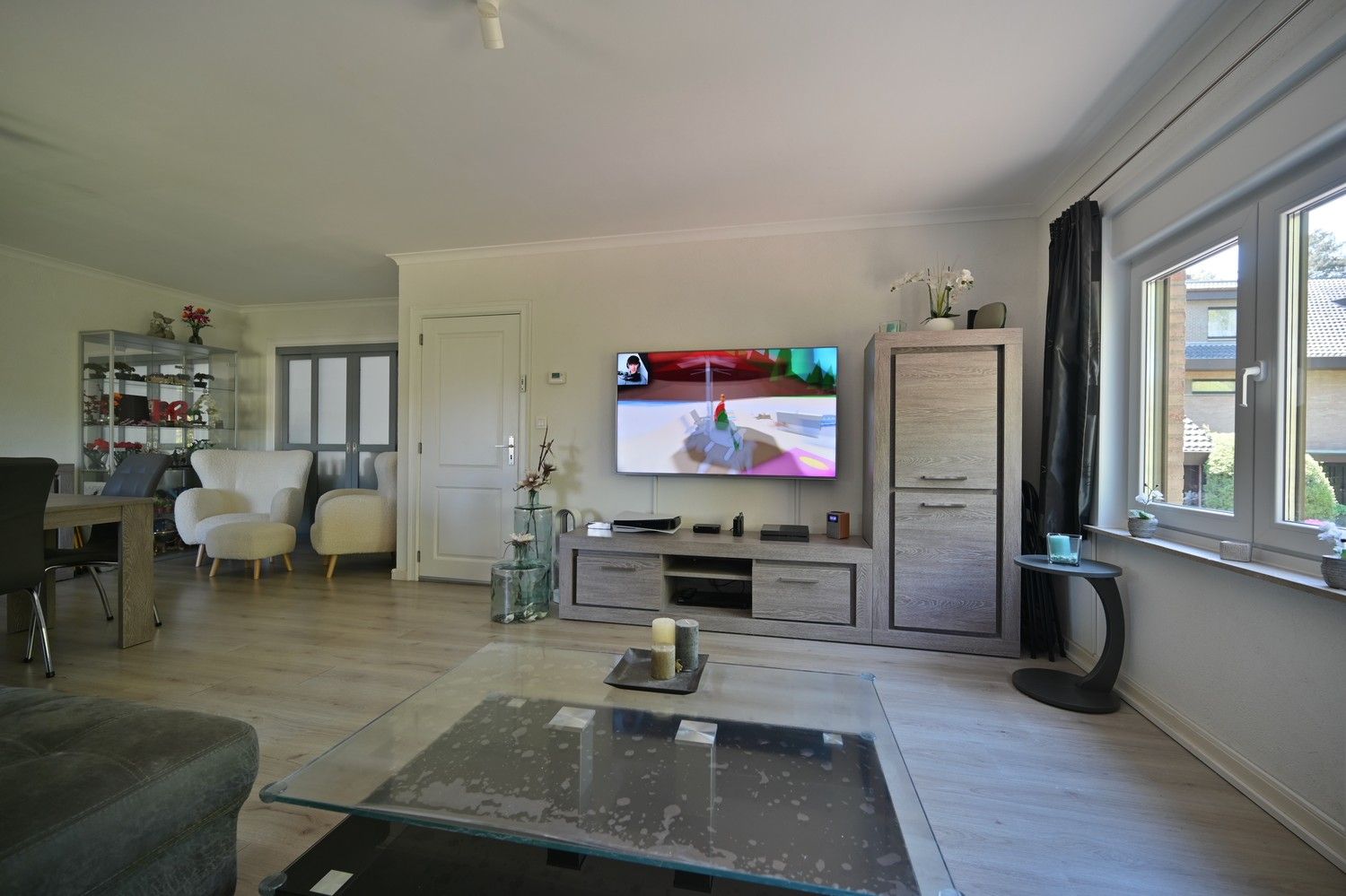 Halfvrijstaande bel-etagewoning met 3 slaapkamers, bosrijk gelegen in residentiële laan foto 9
