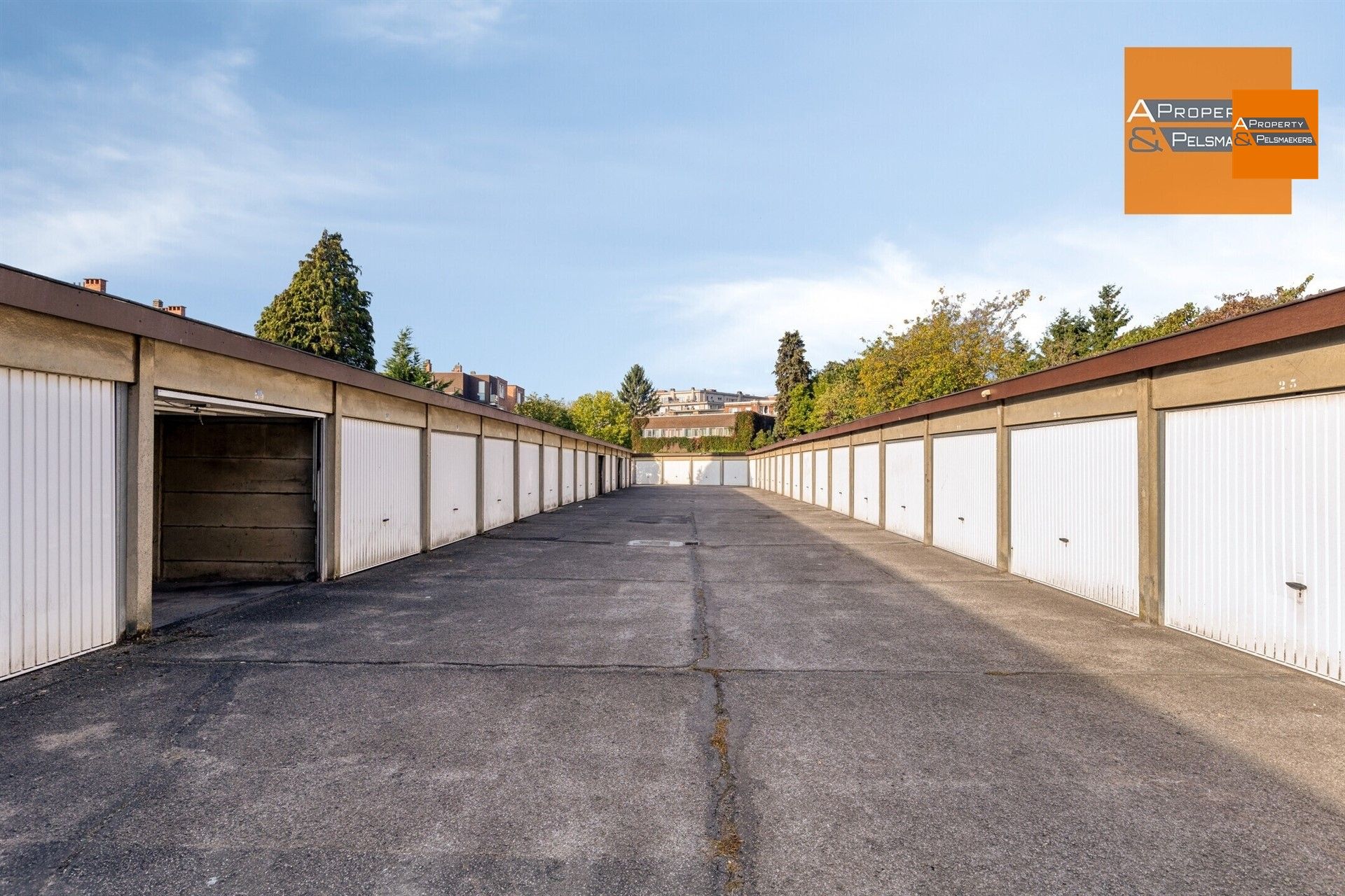  58  gesloten garageboxen foto {{pictureIndex}}