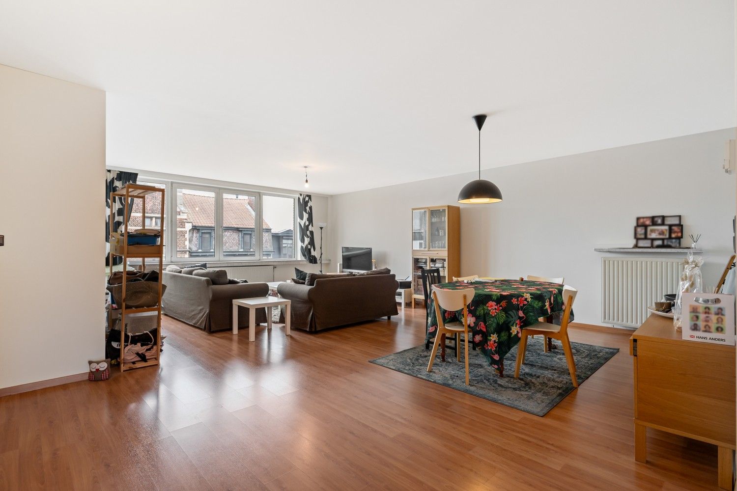 Ruim appartement met autostaanplaats in het centrum van Merksem! foto {{pictureIndex}}