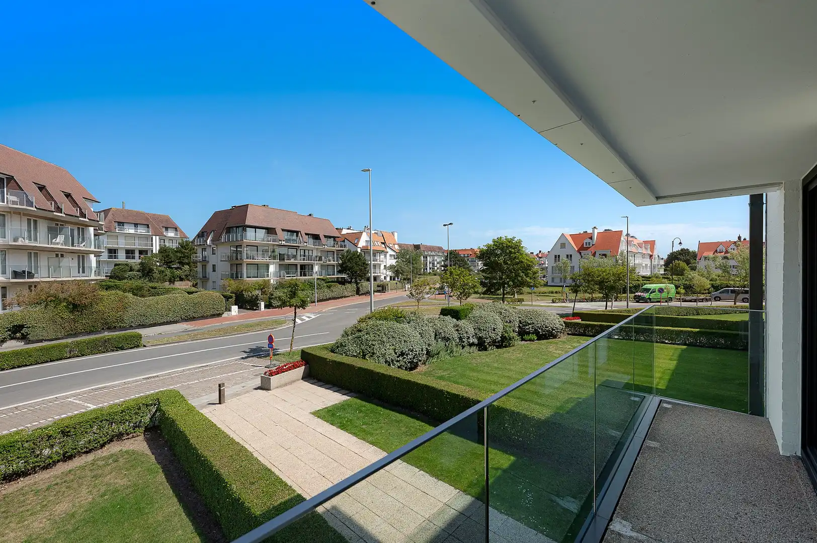 Stijlvol gerenoveerd appartement op toplocatie in het Zoute. foto 17