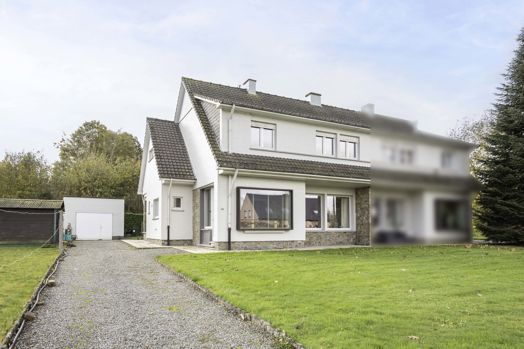 Hoofdfoto van de publicatie: Te renoveren koppelvilla met tuin en garage in het groen!