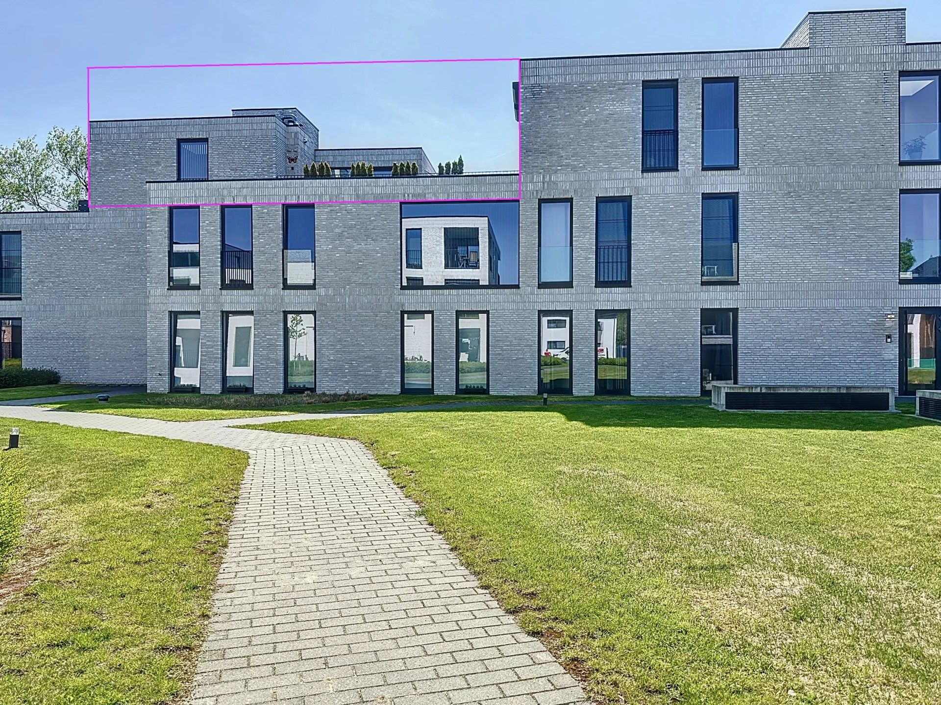 Modern dakappartement met 2 terrassen, prachtig uitzicht en luxueuze afwerking. foto {{pictureIndex}}