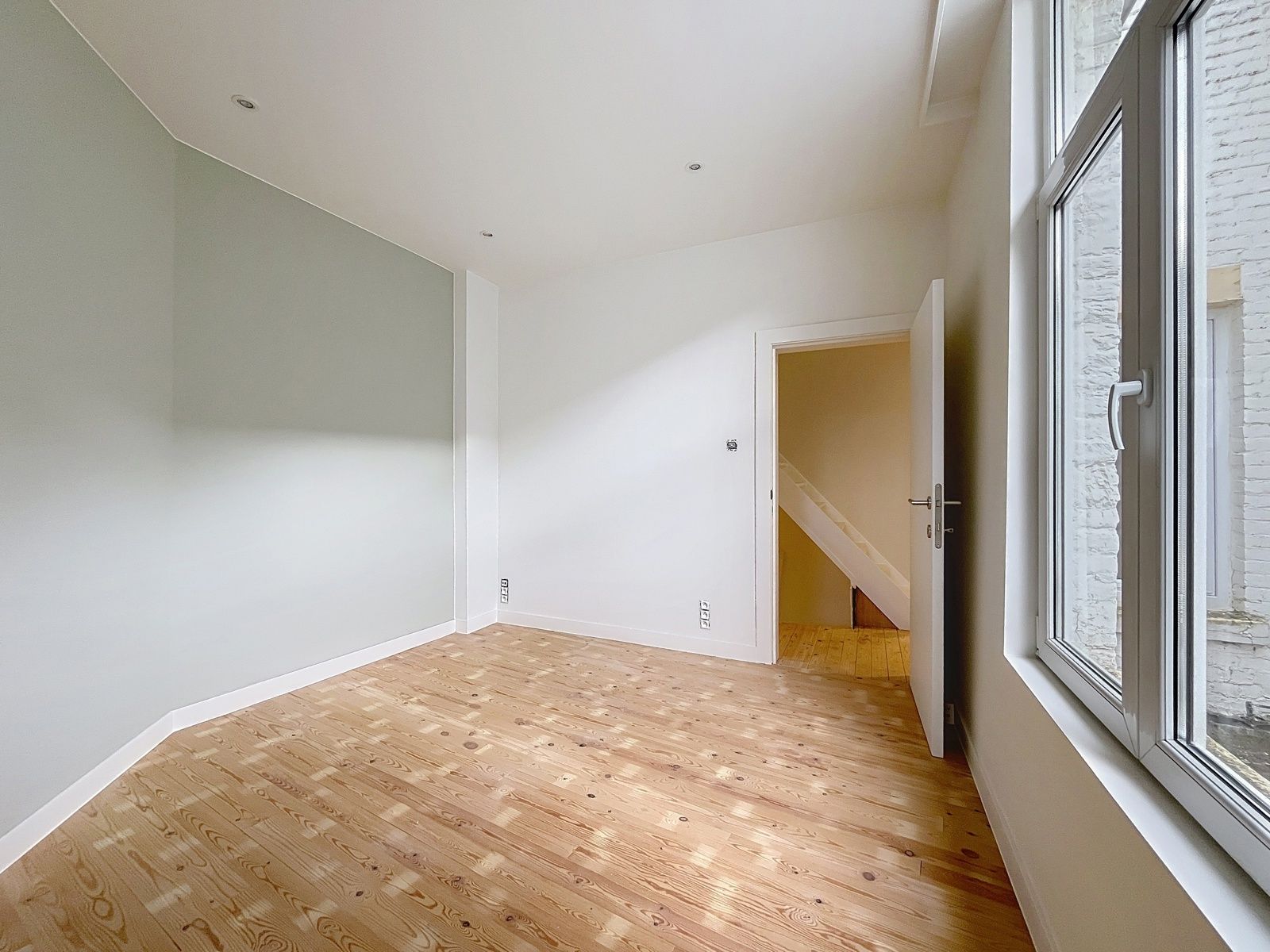 Prachtig gerenoveerde stadswoning met 4 slpks - 2 bdks+ koer foto 10