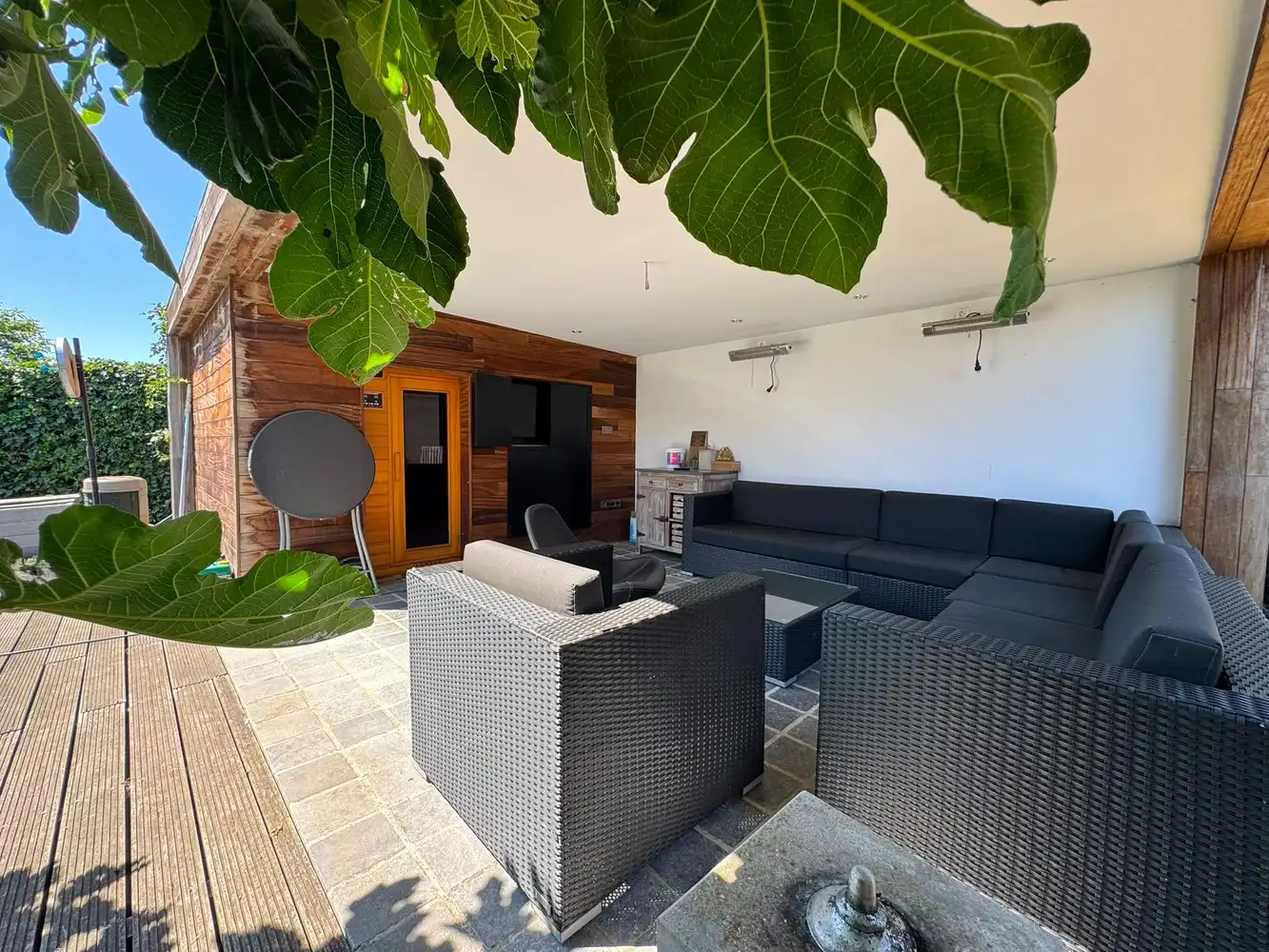Villa met zwembad en bijgebouw foto 6
