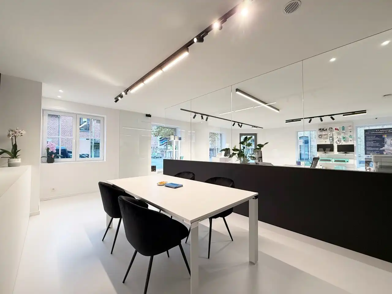 Instapklaar en hoogwaardig handelspand (122 m²) op topligging in Nieuwpoort Stad foto 4