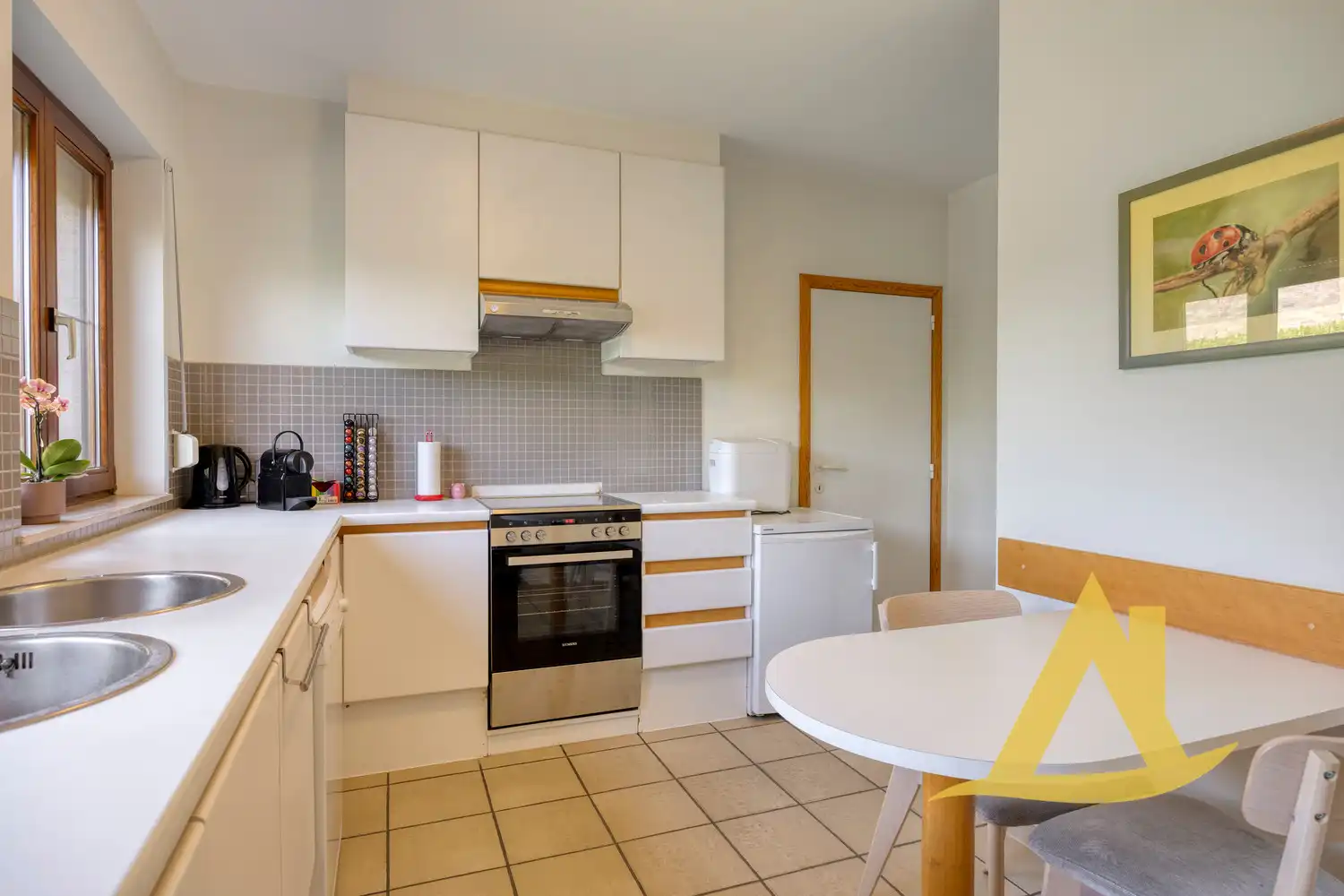RUSTIG GELEGEN, INSTAPKLARE WONING MET TUIN RONDOM EN RUIME OPRIT foto 14