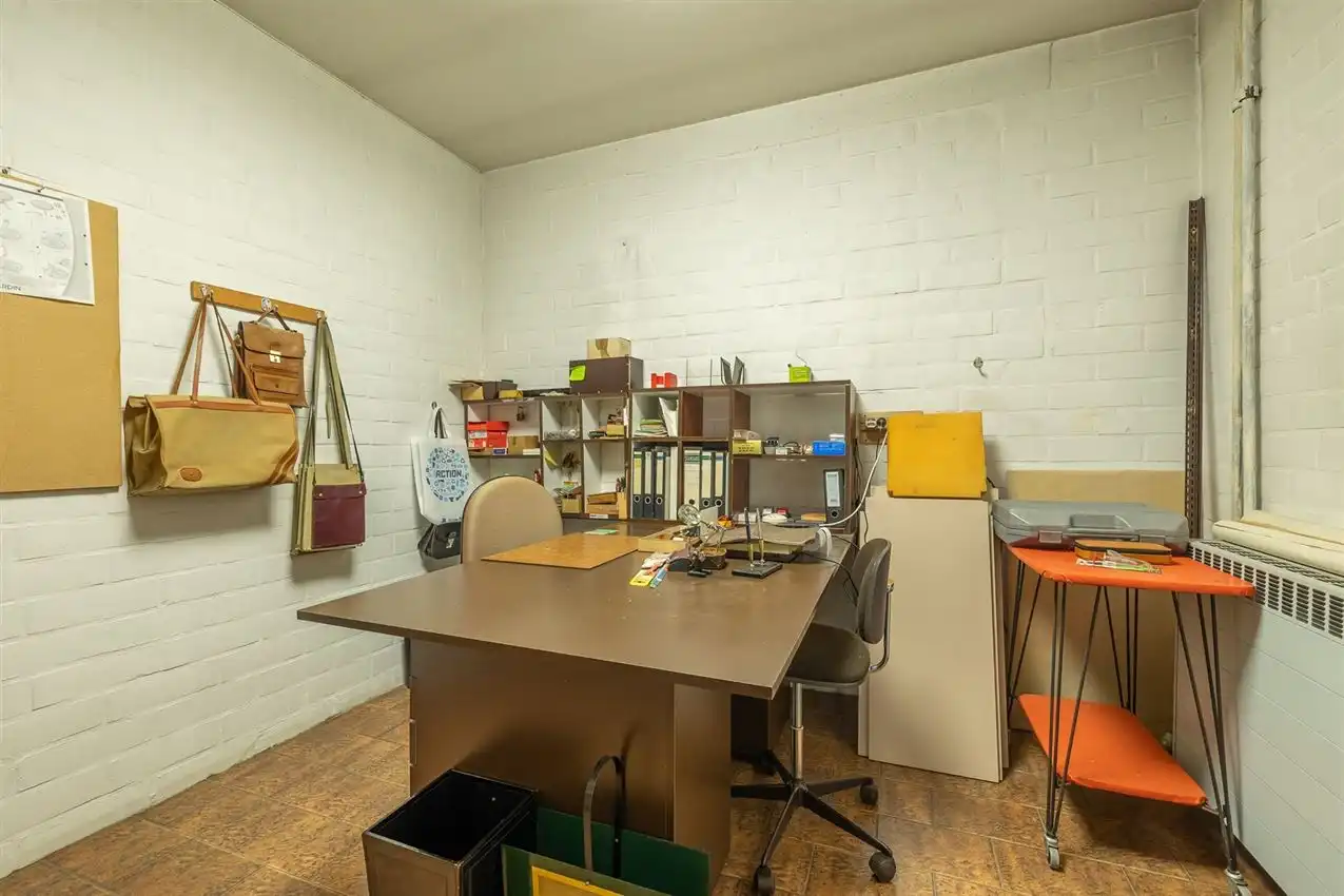 Handspand met ruime woonst en magazijn foto 39