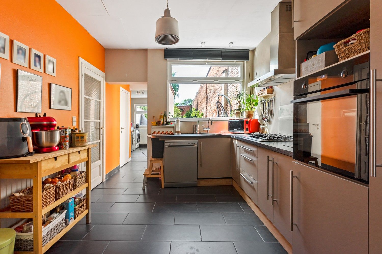 Woning met 3 slaapkamers, tuin en kelder te koop in Merksem! foto 6