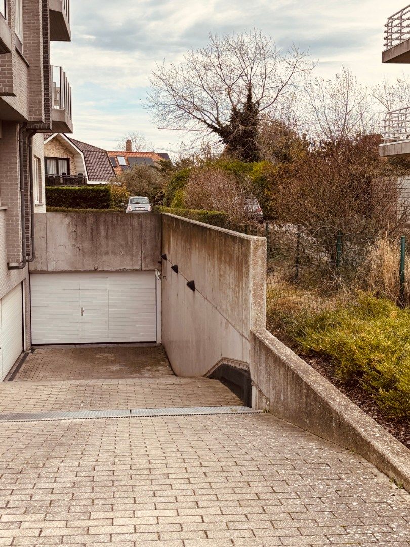 Grote garagebox met sectionale poort in mooie residentie op topligging foto 9